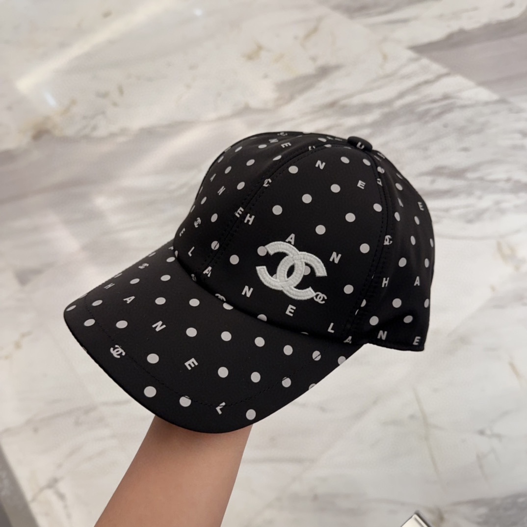 

Chanel 中古鸭舌帽 百搭款 帽型质感做的都非常🉑️  中古风永远不过时