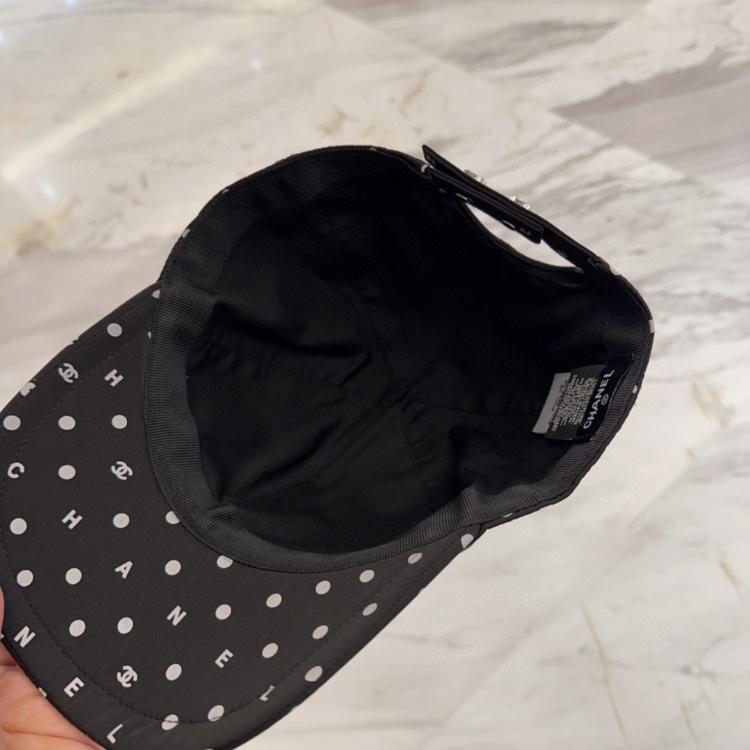

Chanel 中古鸭舌帽 百搭款 帽型质感做的都非常🉑️  中古风永远不过时