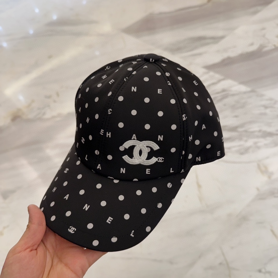 

Chanel 中古鸭舌帽 百搭款 帽型质感做的都非常🉑️  中古风永远不过时