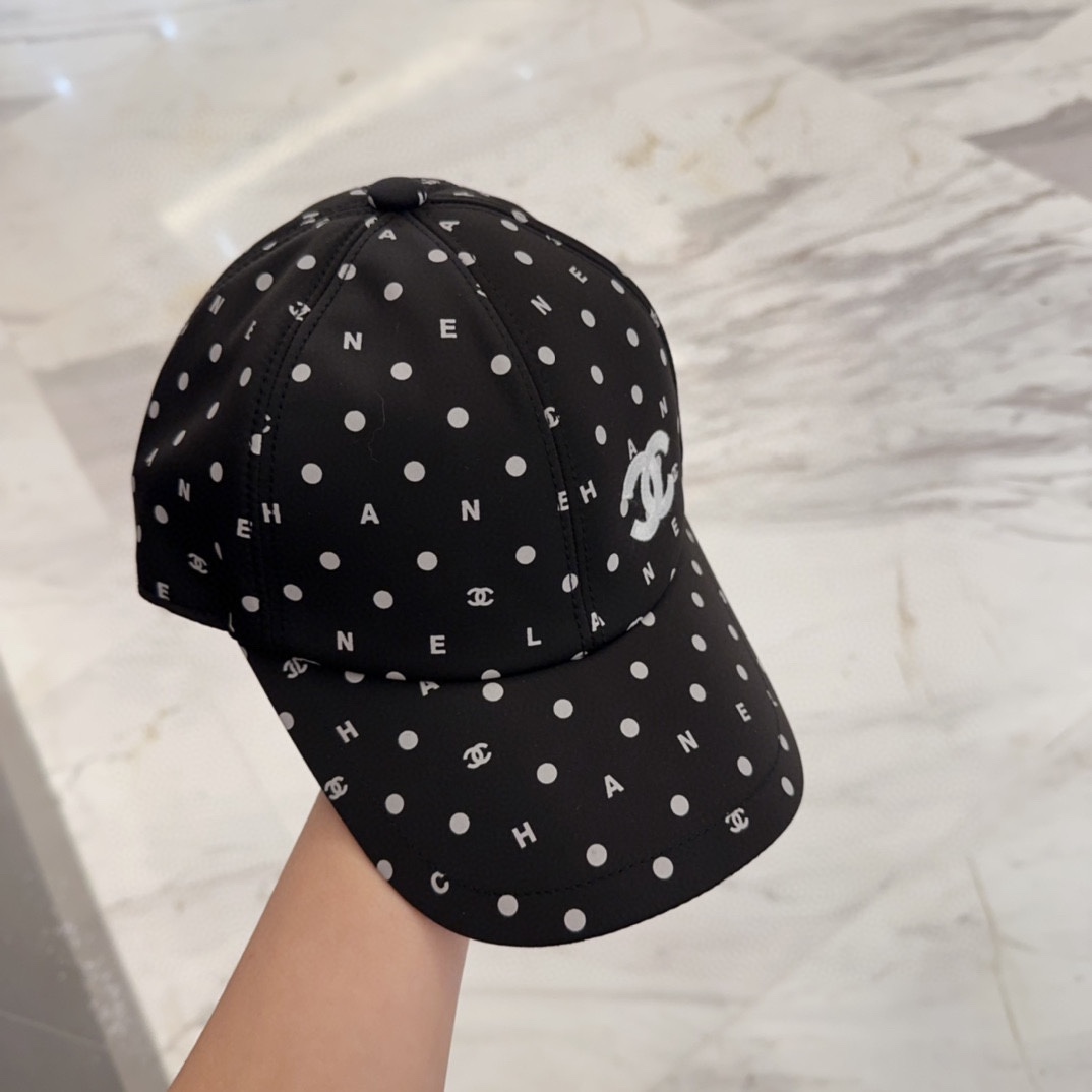 

Chanel 中古鸭舌帽 百搭款 帽型质感做的都非常🉑️  中古风永远不过时