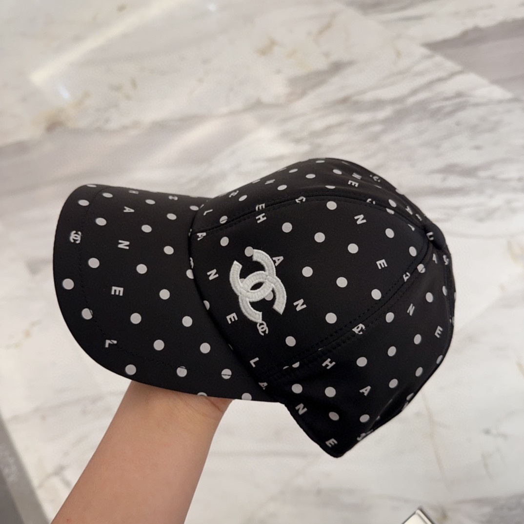 

Chanel 中古鸭舌帽 百搭款 帽型质感做的都非常🉑️  中古风永远不过时