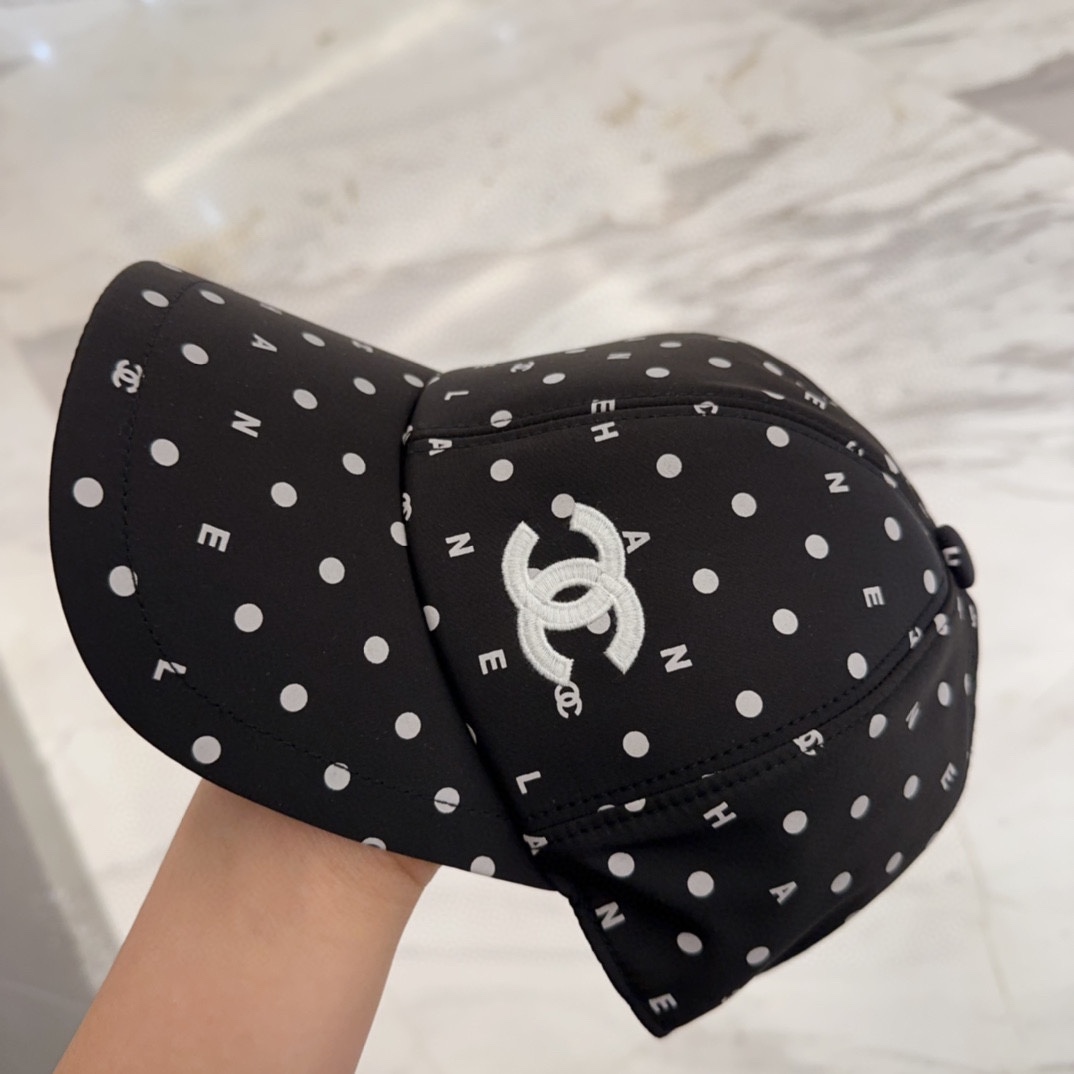 

Chanel 中古鸭舌帽 百搭款 帽型质感做的都非常🉑️  中古风永远不过时