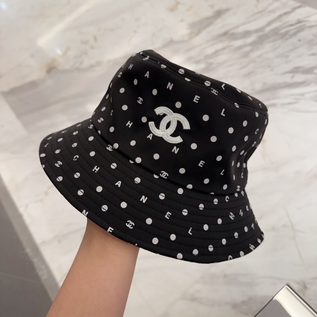 

Chanel 中古渔夫帽 百搭款 帽型质感做的都非常🉑️  中古风永远不过时