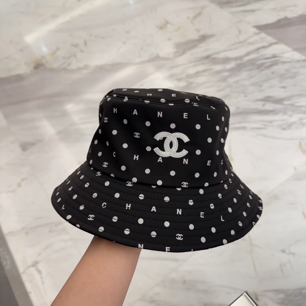 

Chanel 中古渔夫帽 百搭款 帽型质感做的都非常🉑️  中古风永远不过时