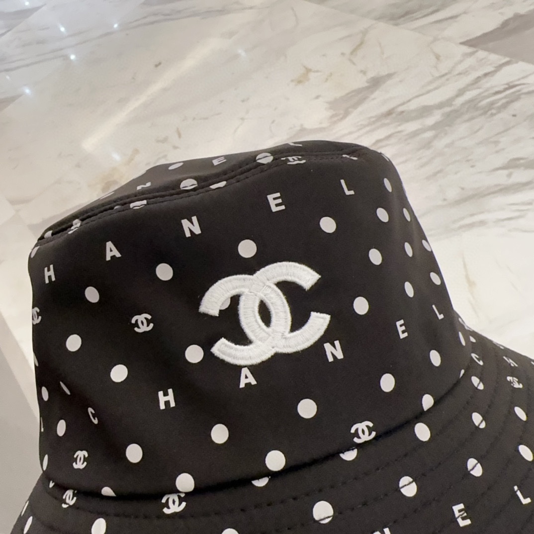 

Chanel 中古渔夫帽 百搭款 帽型质感做的都非常🉑️  中古风永远不过时