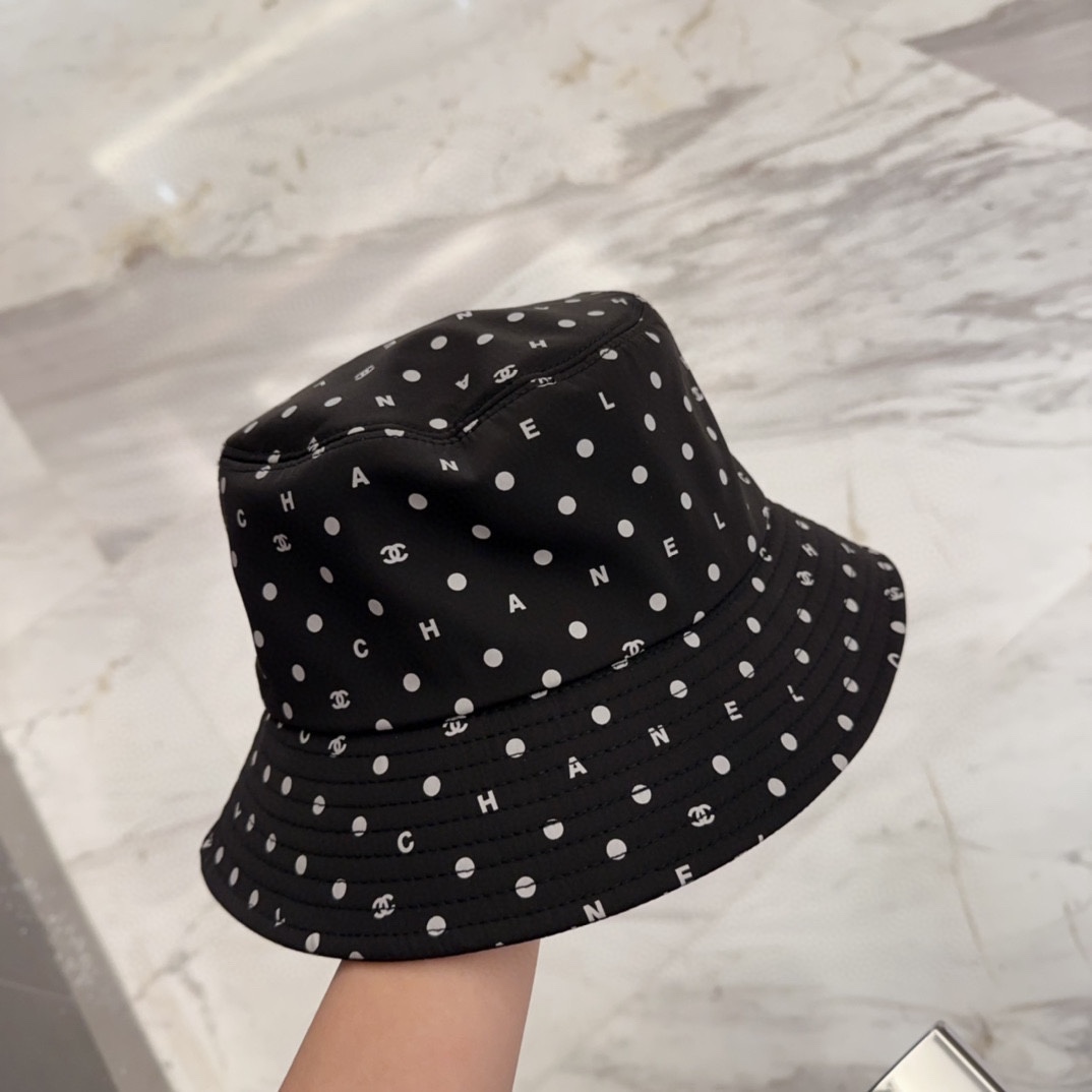 

Chanel 中古渔夫帽 百搭款 帽型质感做的都非常🉑️  中古风永远不过时