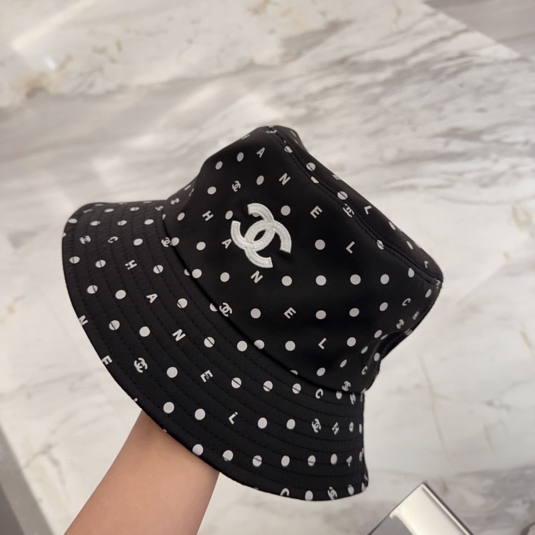 

Chanel 中古渔夫帽 百搭款 帽型质感做的都非常🉑️  中古风永远不过时