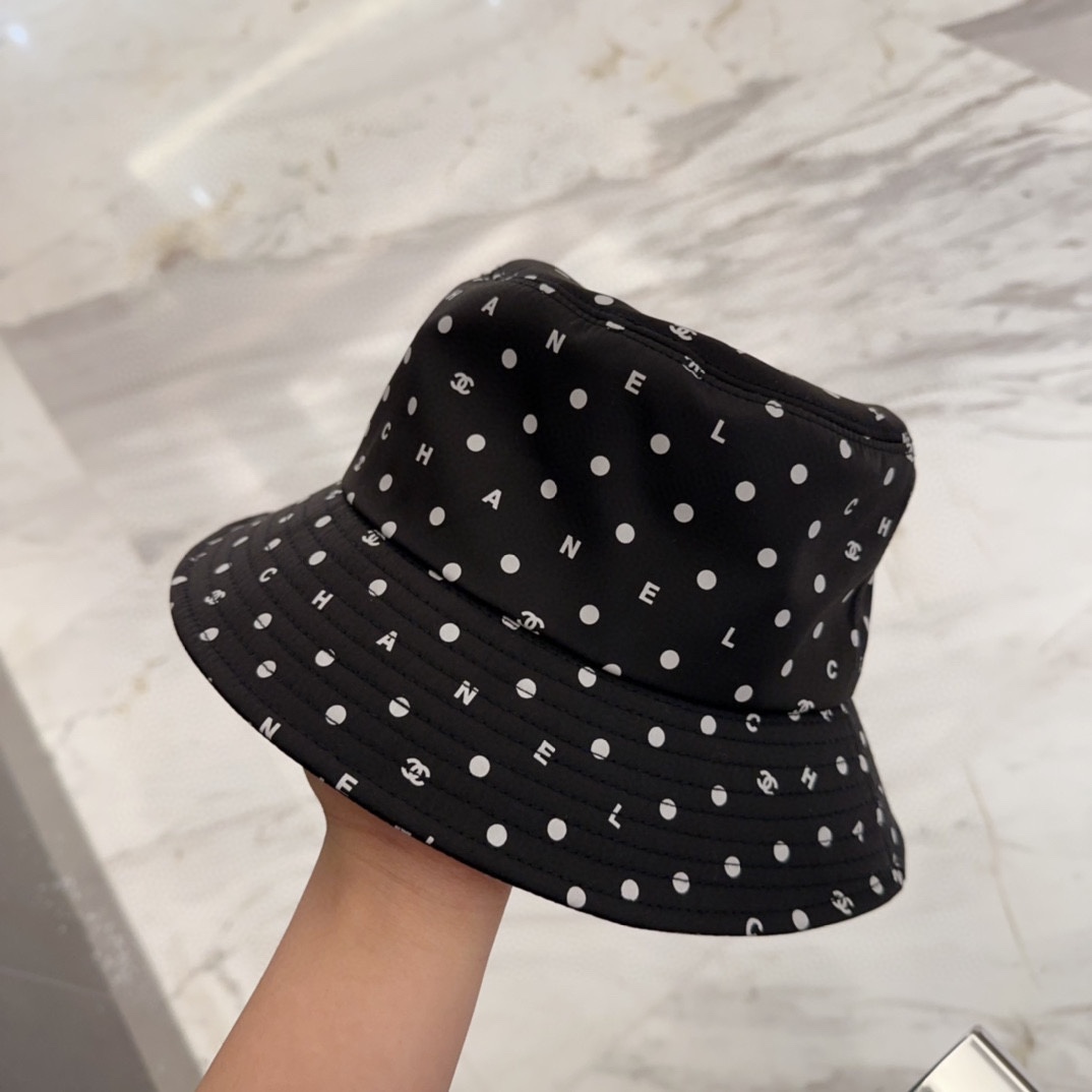 

Chanel 中古渔夫帽 百搭款 帽型质感做的都非常🉑️  中古风永远不过时
