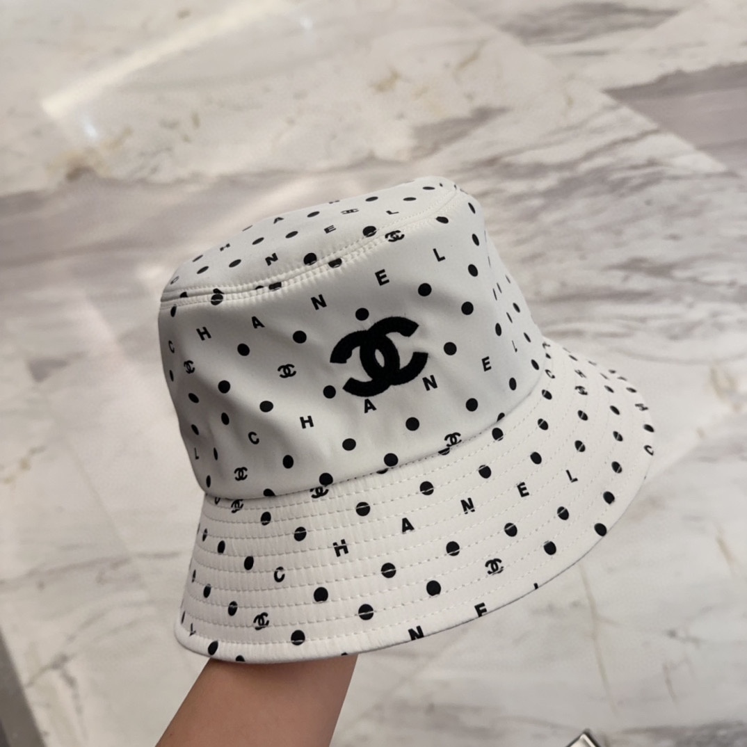 

Chanel 中古渔夫帽 百搭款 帽型质感做的都非常🉑️  中古风永远不过时