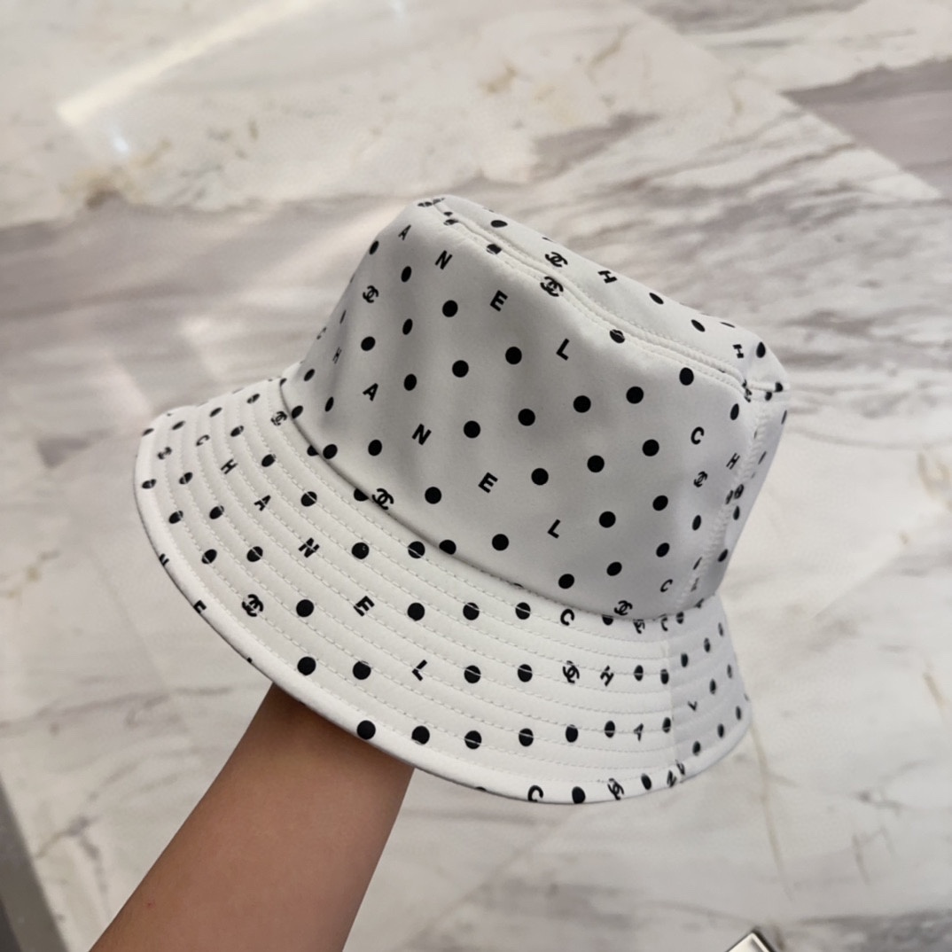 

Chanel 中古渔夫帽 百搭款 帽型质感做的都非常🉑️  中古风永远不过时