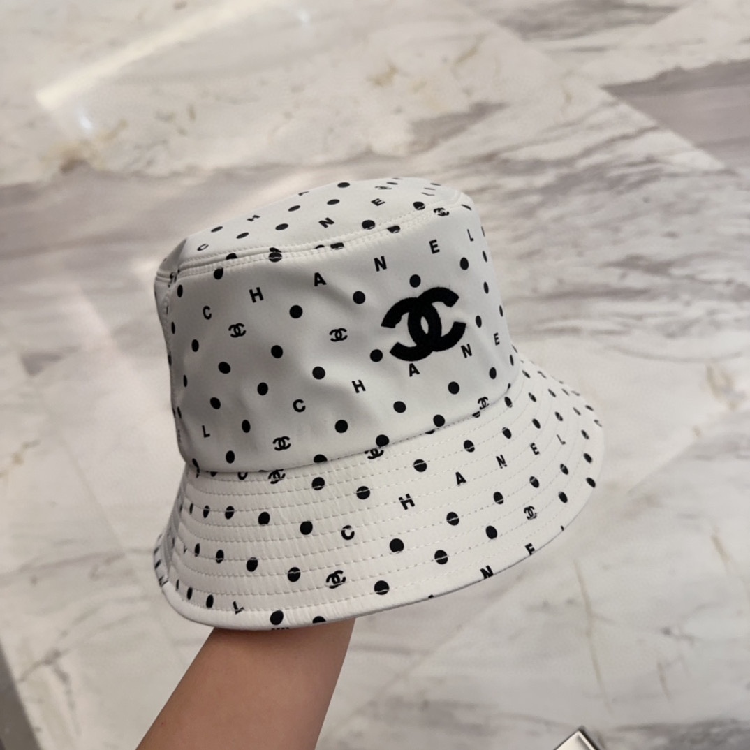 

Chanel 中古渔夫帽 百搭款 帽型质感做的都非常🉑️  中古风永远不过时
