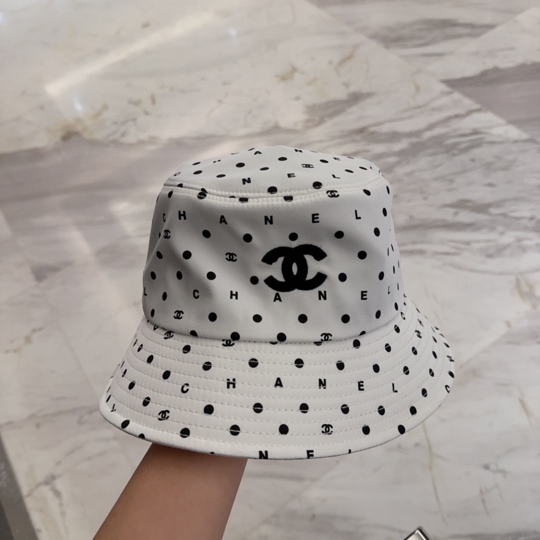 

Chanel 中古渔夫帽 百搭款 帽型质感做的都非常🉑️  中古风永远不过时