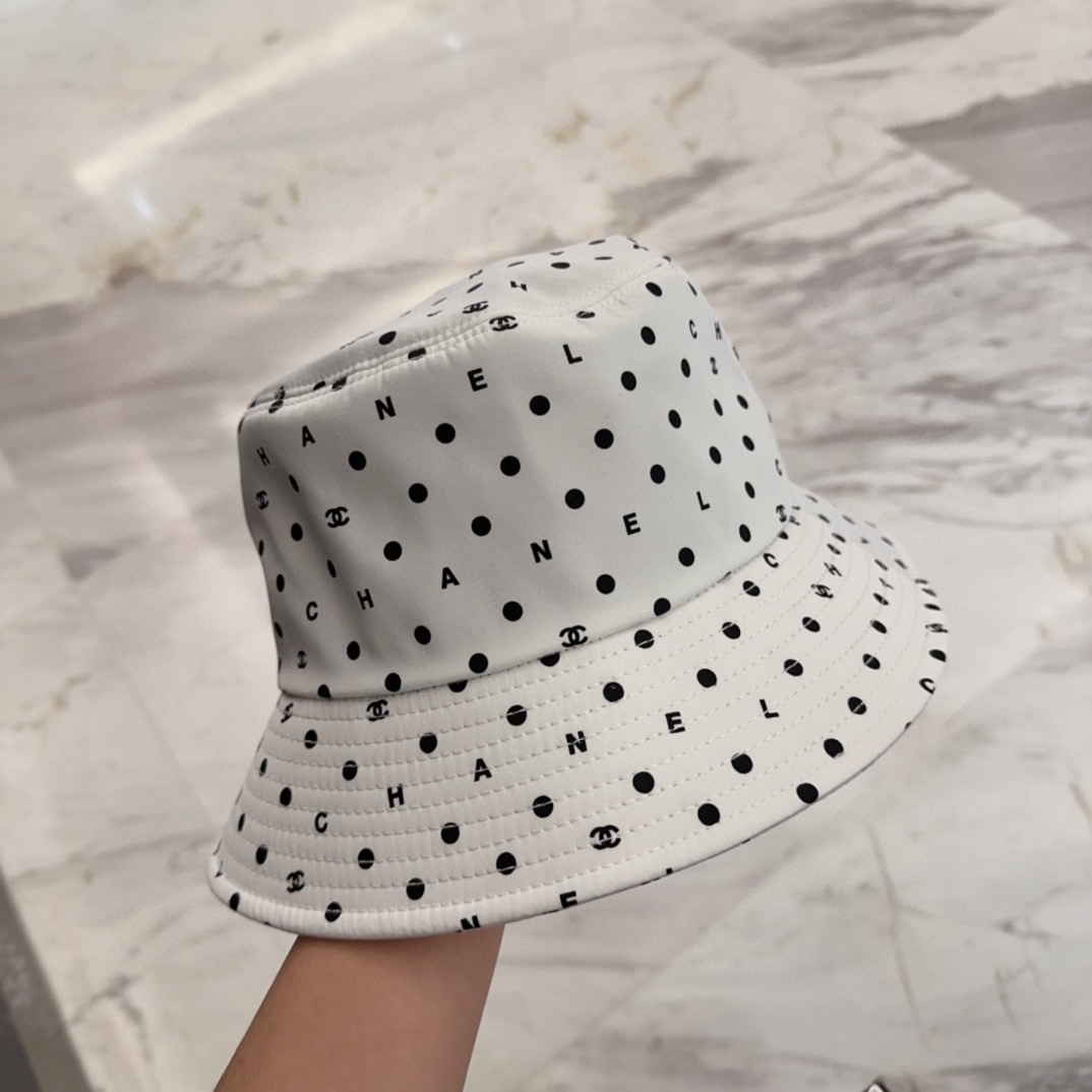 

Chanel 中古渔夫帽 百搭款 帽型质感做的都非常🉑️  中古风永远不过时