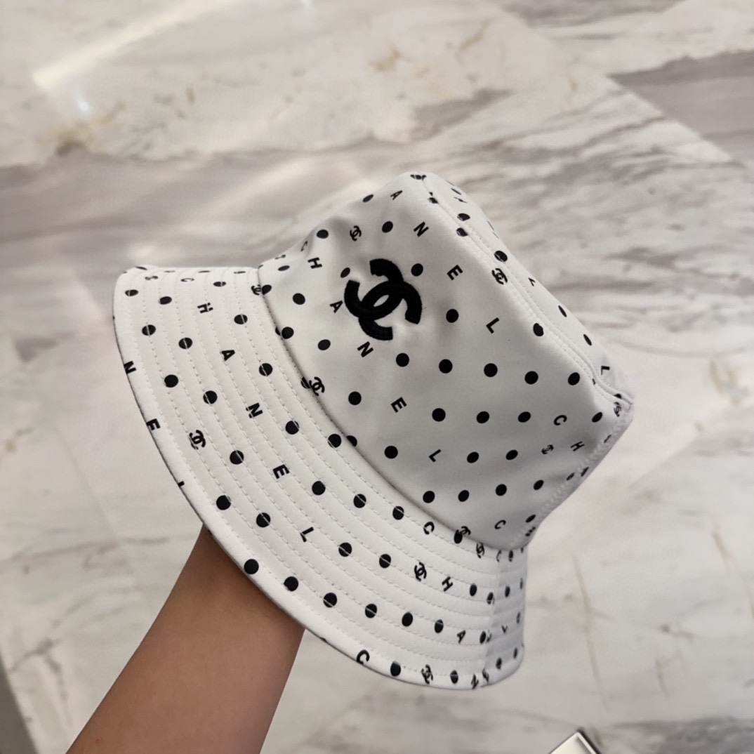

Chanel 中古渔夫帽 百搭款 帽型质感做的都非常🉑️  中古风永远不过时