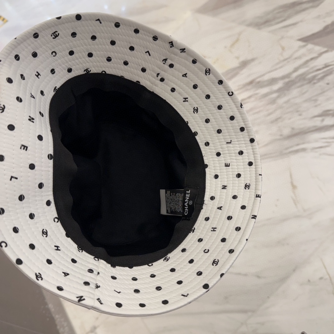 

Chanel 中古渔夫帽 百搭款 帽型质感做的都非常🉑️  中古风永远不过时