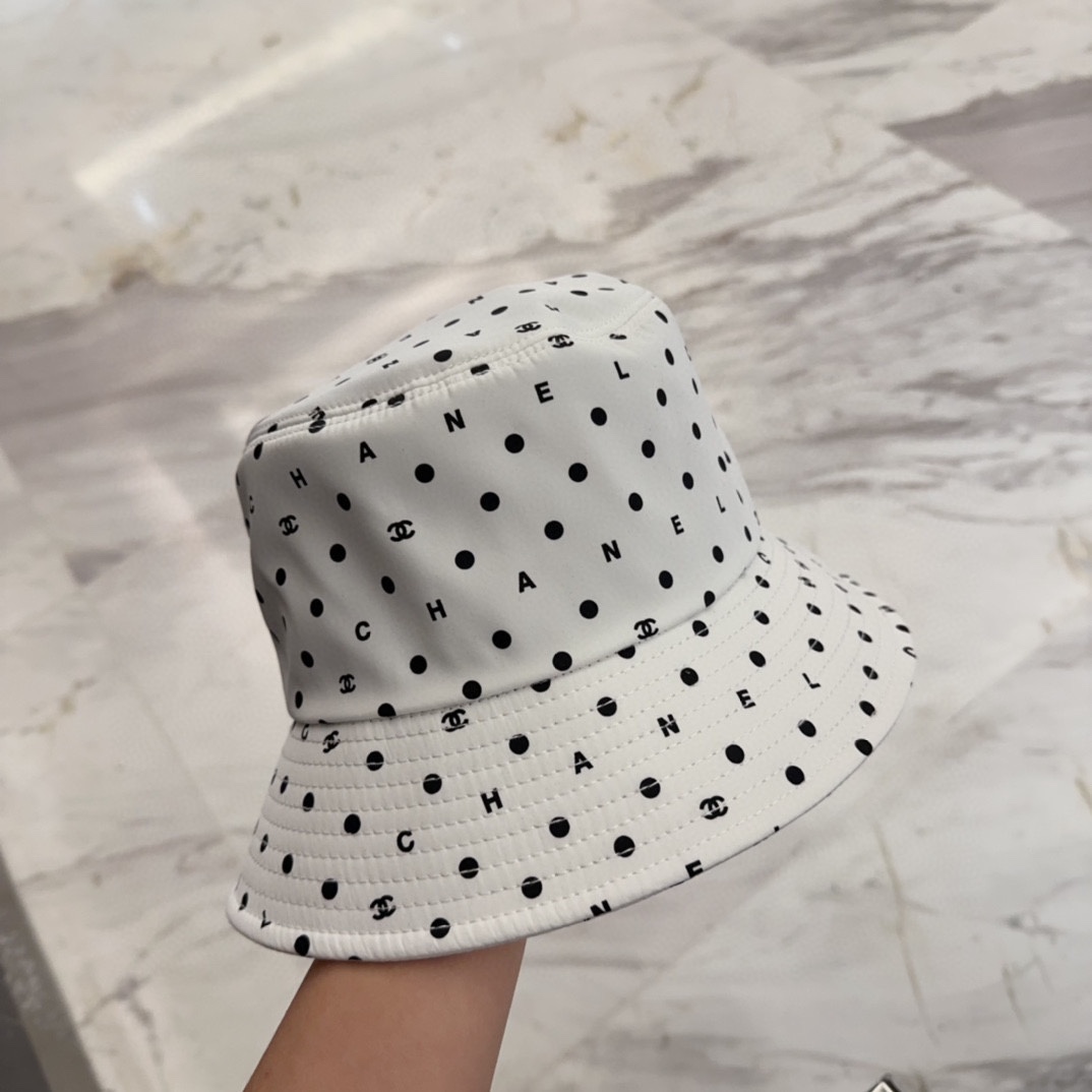 

Chanel 中古渔夫帽 百搭款 帽型质感做的都非常🉑️  中古风永远不过时