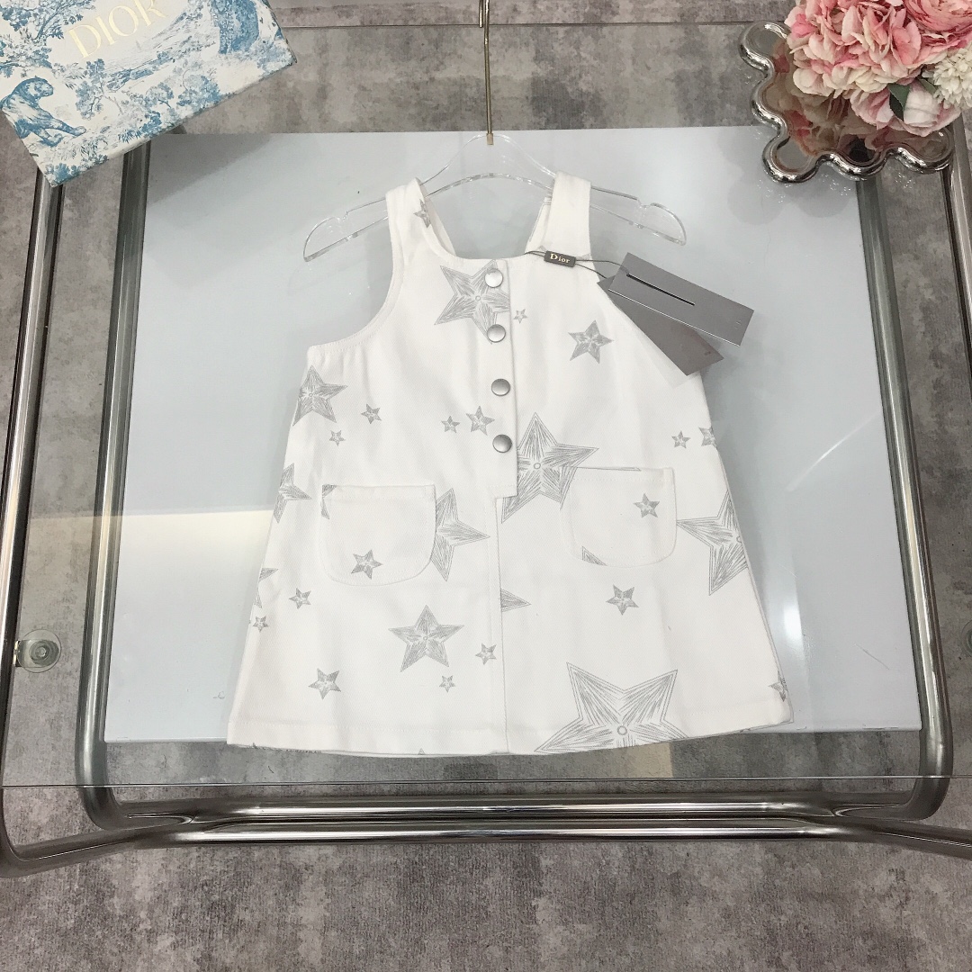 NO:211548,[Spot delivery] Size 90- DIO* denim strap skirt adopts exquisite original hardware buckle engraved logo hand-painted star print logo uses denim cotton and linen material to create delicate and lubricating, excellent skin-friendly feeling. Single wear or superimposed base matching outfits are super nice~ size90--110-120-[CM] Counter packaging 70, clothes, dior, skirts,19860909【现货发】  尺寸90-  DIO* 牛仔背带裙 采用精致原版五金扣头刻logo标志 手绘星星印花logo 采用牛仔棉麻质地物料打造细腻润滑 亲肤感极好 单穿或者叠加打底配套穿搭一套上身效果都是超级nice～ size90--110-120-【CM】 专柜包装70,衣服,dior,skirts,,Children's