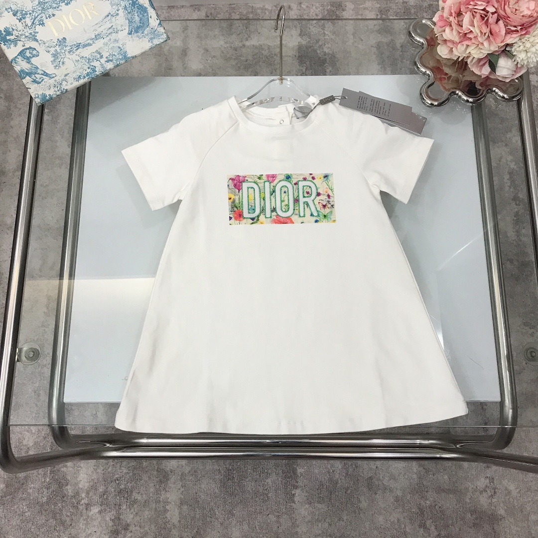 NO:212000,【Spot shipment】 Size 90- DIO* Landscape oil painting T-dress uses soft and skin-friendly pure cotton fabric, and the chest logo combines embroidery and printing technology to present the oil painting texture of flowers and overlapping shadows. The micro-A-shaped pattern easily accommodates all body shapes and effects are super nice~ size90--110-120-130-140-150-[CM] Counter packaging 70, clothes, dior, skirts,19860909【现货发】  尺寸90-  DIO* 风景油画T式连衣裙选用柔软亲肤的纯棉面料,胸前logo融合刺绣与印花工艺,呈现繁花与叠影交织的油画质感,微A字版型 轻松包容各种身型效果都是超级nice～ size90--110-120-130-140-150-【CM】 专柜包装70,衣服,dior,skirts,,Children's