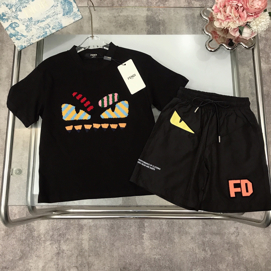 NO:212127,[Spot delivery] Size - FEND* Set [Round neck short-sleeved quick-drying work shorts] The high-end feel of the screen~ The exquisite towel velvet three-dimensional logo embroidery design on the short-sleeved chest is matched with soft and delicate quick-drying work shorts, auxiliary material embroidery design. Lazy style is simple and atmospheric and versatile style, soft and comfortable. Simple and fashionable. Crafts are superimposed. Visible high quality. Super versatile style. Size size-110-120-130-140-150-【CM】 Counter packaging 70, clothes, fendi, shorts, T-shirt,19860909【现货发】  尺码- FEND* 套装【圆领短袖速干工装短裤】满屏的高级感～短袖胸前精致毛巾绒立体logo刺绣设计搭配柔软细腻速干工装短裤,辅料刺绣设计 慵懒风十足简单大气百搭潮款,柔软舒适 简约时尚 工艺叠加 看得见的高品质 超级百搭款 size尺码-110-120-130-140-150-【CM】 专柜包装70,衣服,fendi,shorts,T-shirt,,Children's