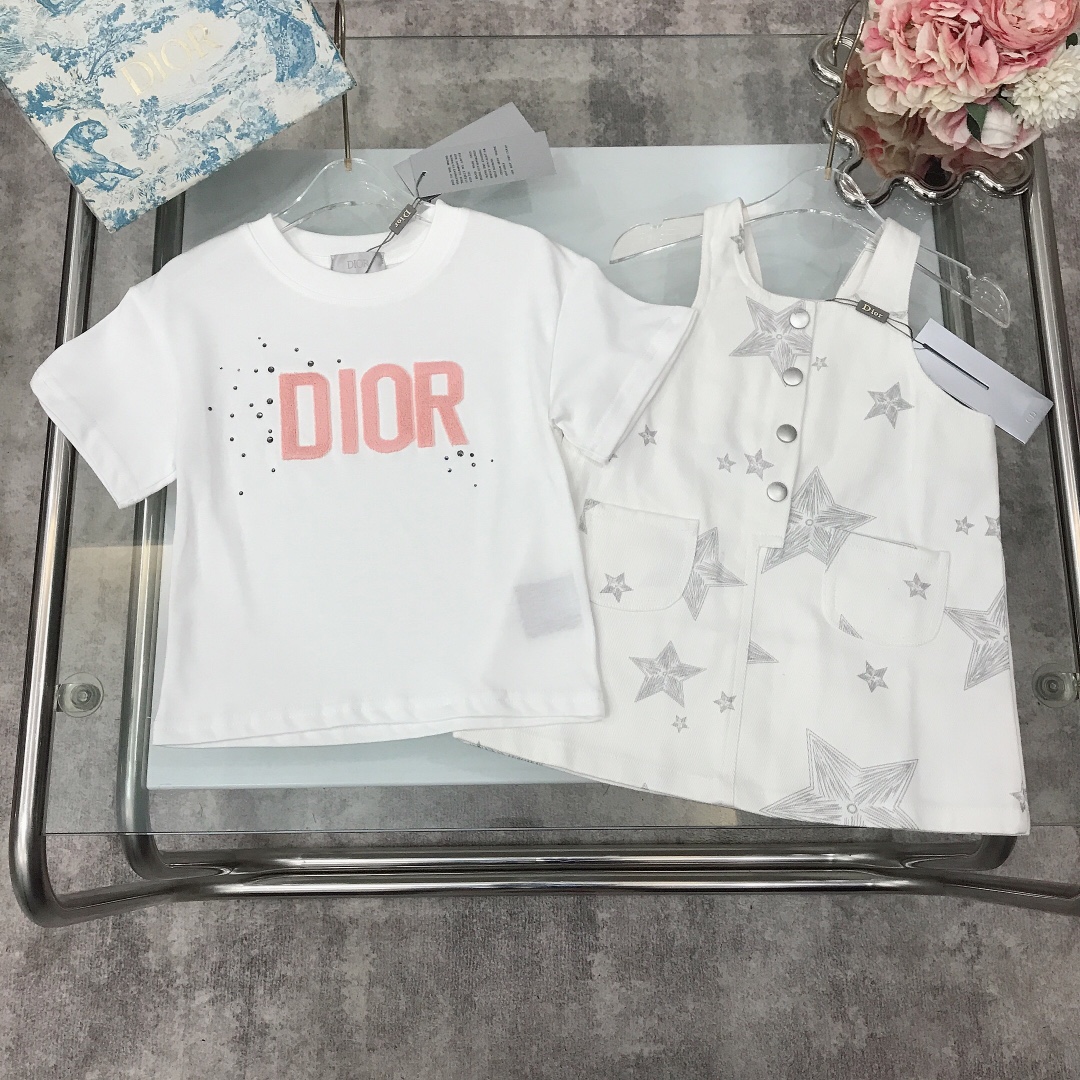 NO:211948,[Spot shipment] Size 90- DIO* Skirt [Denim strap skirt towel velvet three-dimensional logo short sleeve] Use exquisite original hardware buckle engraved logo hand-painted star print logo Use denim cotton and linen material to create delicate and lubricating skin-friendly feeling. Single wear or superimposed base matching outfits are super nice~ size90--110-120-[CM] Counter packaging 70, clothes, dior, skirts, T-shirt,19860909【现货发】  尺寸90-  DIO* 套裙【牛仔背带裙毛巾绒立体logo短袖】采用精致原版五金扣头刻logo标志 手绘星星印花logo 采用牛仔棉麻质地物料打造细腻润滑 亲肤感极好 单穿或者叠加打底配套穿搭一套上身效果都是超级nice～ size90--110-120-【CM】 专柜包装70,衣服,dior,skirts,T-shirt,,Children's