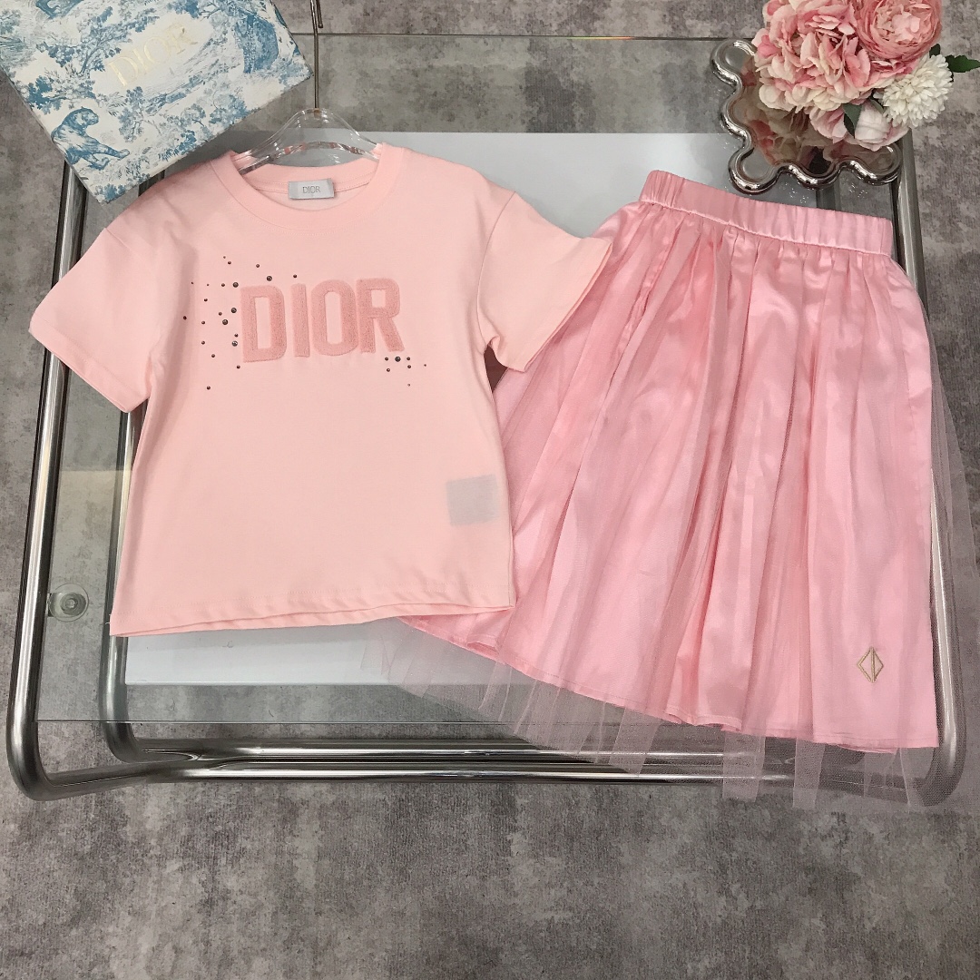 NO:212138,[Spot shipment] DIO* Limited series ~ Girls' skirt [Short-sleeved mid-length satin tulle skirt] Top is made of soft three-dimensional towel velvet letter logo sewing process and bright diamond inlay. The medium-length tulle skirt has two layers of hollow mesh splicing inside with chiffon satin exquisite gold silk thread embroidery CD letter logo Super fluffy splicing satin inner layer soft and comfortable, skin-friendly and not tied, excellent upper body effect, a must-have artifact for princess~ Color white pink size--120-130-140-150 [CM] Counter packaging 70, clothes, dior, skirts, T-shirt, silk fabric,19860909【现货发】   DIO* 限定系列～女童套裙【短袖中长款绸缎纱裙】上衣采用柔软立体毛巾绒字母logo缝制工艺搭配亮钻镶嵌,中长款纱裙两层镂空网纱拼接内搭雪纺绸缎精致金丝线刺绣CD字母logo 超级蓬松拼接绸缎内搭 柔顺舒适 亲肤不扎 上身效果极好 公主的必备神器～ 颜色白色 粉色  size尺码--120-130-140-150【CM】 专柜包装70,衣服,dior,skirts,T-shirt,silk fabric,,Children's