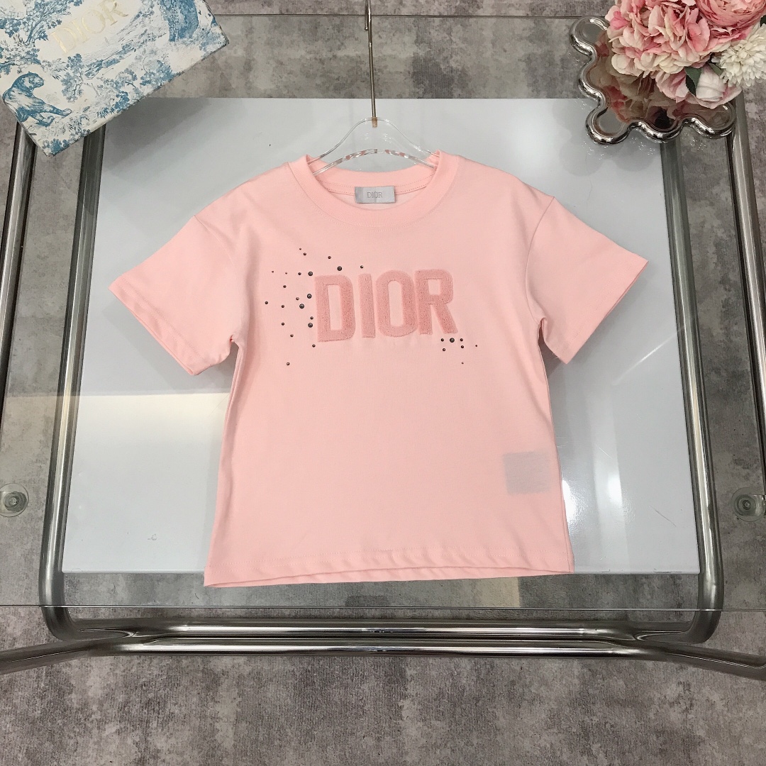 NO:211984,[Spot shipment] Size 90- DIO* Three-dimensional towel velvet short sleeve Thick soft and delicate velvet three-dimensional LOGO with diamond diamond stamping High pressure stamping is not easy to fall off. It is made of slightly thick gram heavy gram fabric. The style is crisp and stylish~ High-tight density and thick pure cotton texture is comfortable, breathable and high-end wide threaded neckline design High-end fashionable style, white color pink Size 90-100-110-120-130-140-【CM】 Requires counter packaging, clothes, dior, T-shirt,19860909【现货发】  尺寸90- DIO* 立体毛巾绒短袖 厚实柔软细腻绒立体LOGO搭配烫钻钻石印烫 高压印烫 不易脱落 采用微厚实克重克面料打造 版型挺括有型～高紧密度厚实的纯棉质地上身舒适透气又高级 宽大螺纹领口设计 高级时髦款, 颜色白色 粉色 尺码90-100-110-120-130-140-【CM】 需要专柜包装元,衣服,dior,T-shirt,,Children's