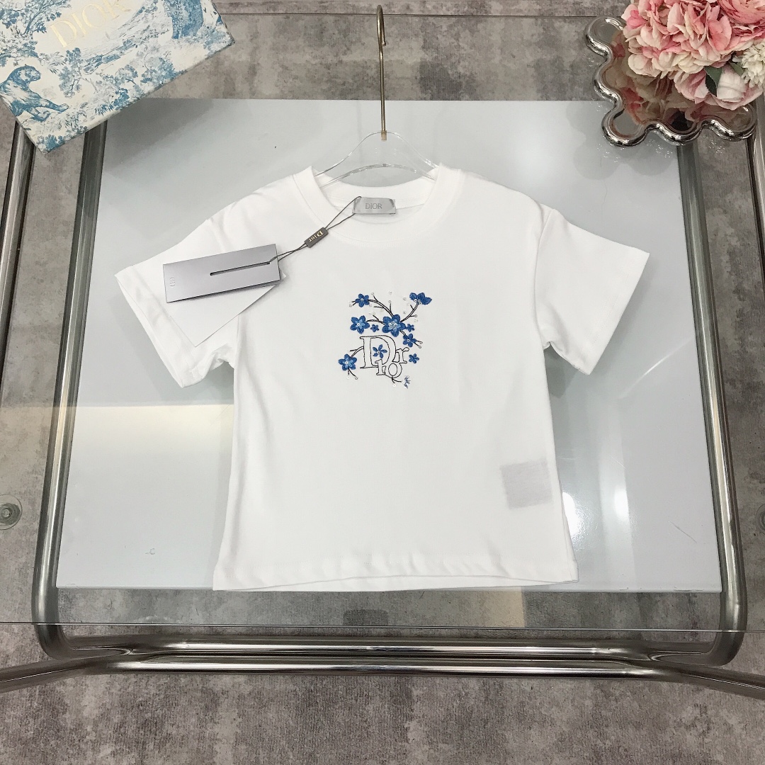 NO:211990,[Spot shipment] Size 90- DIO* Round neck short sleeves Small sequin spliced ​​embroidered flowers Elegant temperament dark blue color ~ exquisite embroidery technology and hand-sewn bead sequin technology Not easy to fall off Created with a slightly thick gram heavy gram fabric The style is crisp and stylish ~ High-tight and thick pure cotton texture with a comfortable and breathable upper body wide threaded neck design High-end fashionable style, white color Size 90-100-110-120-130-140-【CM】 Requires counter packaging, clothes, dior, T-shirt,19860909【现货发】  尺寸90- DIO* 圆领短袖 小亮片拼接刺绣花朵 高雅气质深蓝色系打造～精致刺绣工艺和手工缝制珠子亮片工艺 不易脱落 采用微厚实克重克面料打造 版型挺括有型～高紧密度厚实的纯棉质地上身舒适透气又高级 宽大螺纹领口设计 高级时髦款, 颜色白色 尺码90-100-110-120-130-140-【CM】 需要专柜包装元,衣服,dior,T-shirt,,Children's