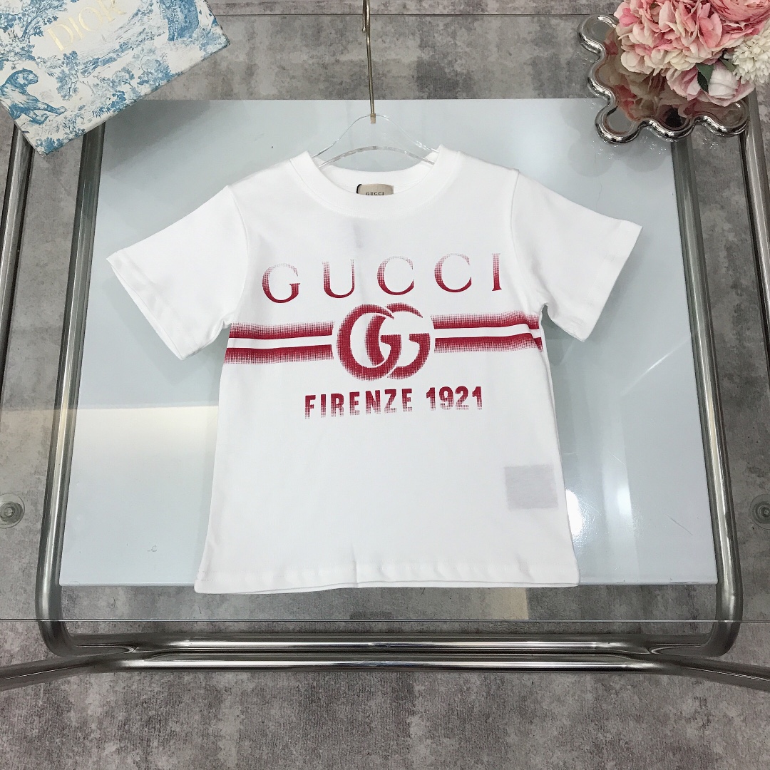 NO:211979,[Spot shipment] GUCC* Graffiti direct spray printing Simple logo letter icon printing design Graffiti gradient color design Round neck short-sleeved T-shirt made of micro-thick gram heavy gram fabric. The style is crisp and stylish~ High-density and thick pure cotton texture is comfortable, breathable and high-end wide threaded neckline design. High-end fashionable style, color letters black, letters red Size-110-120-130-140-150 [CM] Requires counter packaging, clothes, gucci, T-shirt, tees, t-shirt,19860909【现货发】   GUCC* 涂鸦直喷印花 简单logo字母图标印花设计 涂鸦渐变色设计圆领短袖T恤 采用微厚实克重克面料打造 版型挺括有型～高紧密度厚实的纯棉质地上身舒适透气又高级 宽大螺纹领口设计 高级时髦款, 颜色字母黑 字母红 尺码-110-120-130-140-150【CM】 需要专柜包装元,衣服,gucci,T-shirt,tees，t-shirt,,Children's