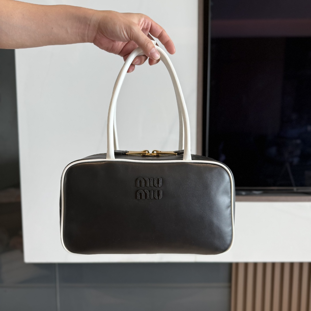 P850 MiuMi*25ss bolso de hombro〰️ Muy popular en toda la red, el hermoso bolso Beau presenta una proporción alargada ún…