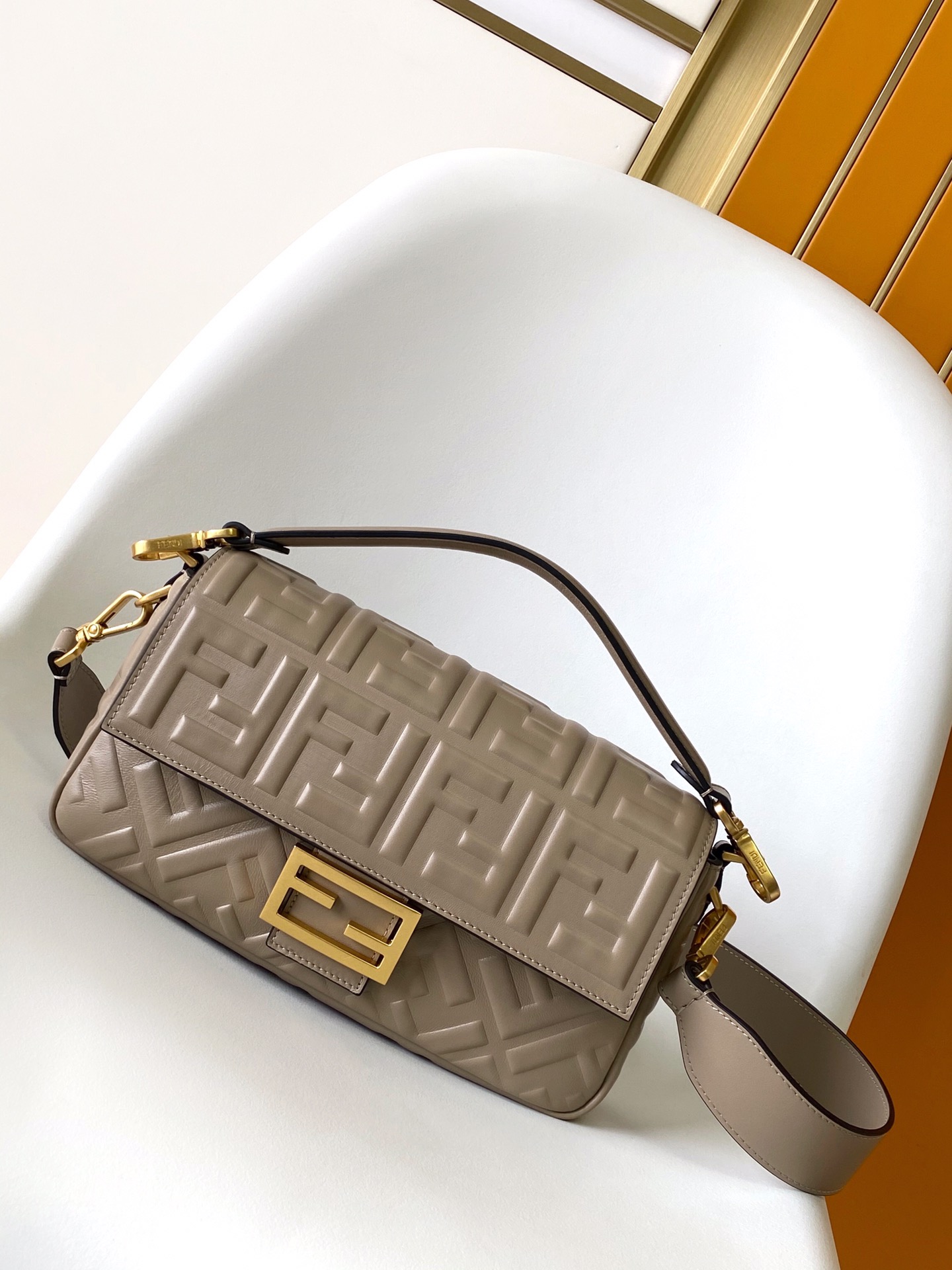 NO:772924,FEND1 BAGUETTE medium crossbody bag Made of imported three-dimensional textured lamb leather material Full-width FF pattern Retro-style gold metal parts Flip-top design Equipped with FF magnetic buckle closure Lined with zipper bag Equipped with detachable handle and shoulder strap Size: 26-5-15 211, Fendi FENDI, fendi, fendi, satchels, crossbody bags, sheepskin19860909FEND1 BAGUETTE 中号斜挎包 采用进口三维纹理羔羊皮材质 全幅FF图案 复古风金色金属件 采用翻盖设计 配有FF磁扣开合 内衬配有拉链袋 配有可拆卸的手柄和肩带 Size:26-5-15 211,芬迪FENDI,fendi,fendi,satchels,crossbody bags,sheepskin,Bag