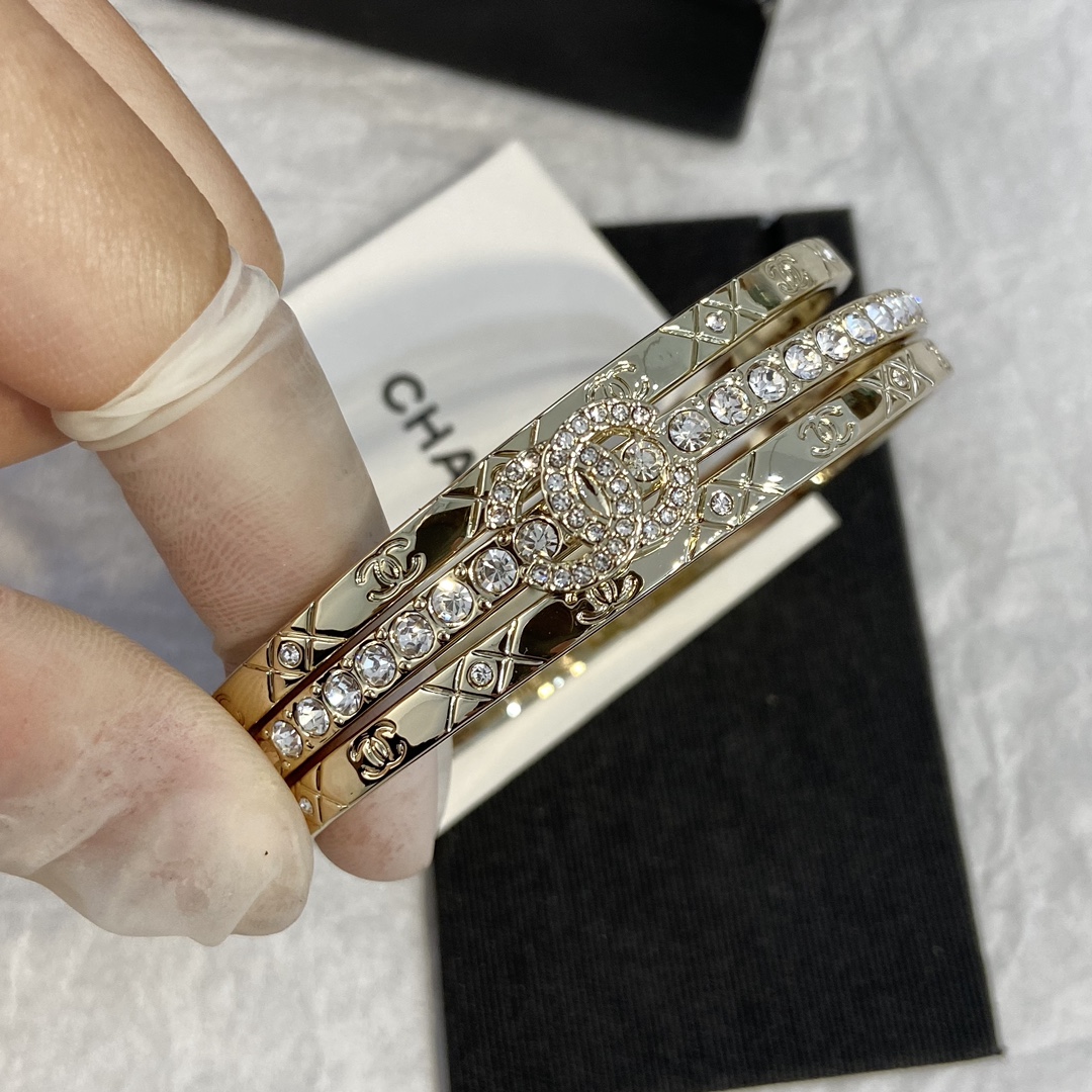 NO:580977,High-quality [Xiaoxiang 3-in-1 Bracelet] The most popular bracelet, no one is more than stunning!  The price of the jewelry is high, and the 25P bracelet with beautiful beads and texture is really attractive at first sight. The price-performance ratio is so high!  The three-piece set can be freely matched and the three rings can be stacked in any combination to unlock N possible styles!  It’s simply not too pretty. It’s a perfect eye-catcher. It’s a fairy set of rings that every girl should have~ Wearing it alone is low-key and exquisite, and wearing it stacked is full of nobility~ I love it. The price of the jewelry can give you the instant sense of Coco Crush, Chanel bracelets, chanel, and bracelets.19860909高品质【小香 三合一手镯】 最爆手镯,没有之一除了惊艳还是惊艳！饰品价格入手高珠质感绝美到炸的25P手镯真的是一眼心动性价比太高了！三件套自由搭配 三戒叠搭,任意组合,解锁N种风格可能！简直不要太好看啦吸睛率满分 每个女孩都该拥有的神仙套戒~ 单独戴是低调的精致感,叠戴则是满满的贵气~爱了爱了首饰的价格即能拥有coco crush的即视感,香奈儿手镯,chanel,bracelet,Jewelry