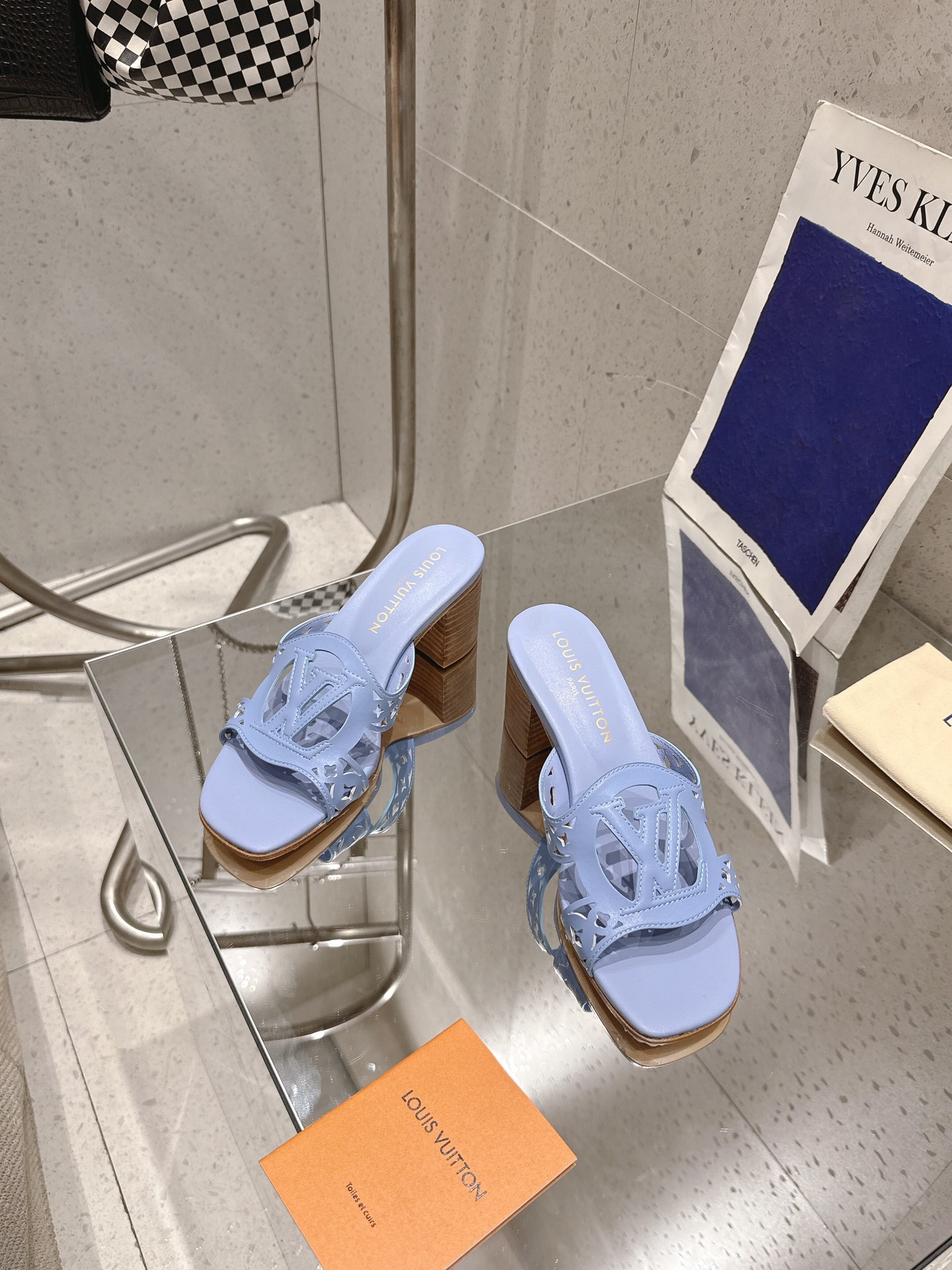 NO:261618,This LV Isola flat sandals are made of soft cowhide leather, which makes the wide upper hollow LV Circle logo, seeking a classic style that spans time. Multi-layer leather builds a wear-resistant integrated outsole, and the padded insole makes the comfort feel upgraded again. Upper: Imported calfskin Inner: Sheepskin Inner Outsole Italian leather Outsole Shoe size: 35-43 (40.41.43 Custom made without return or exchange), high heels, christian louboutin, louis vuitton, high heels, slippers, cowhide, sheepskin, Leather soles19860909本款 LV Isola 平底凉拖采用柔软牛皮革,令宽幅鞋面呈现镂空 LV Circle 标识,追寻跨越时间的经典格调.多层皮革构筑耐磨一体式外底,衬垫内底令舒适感再度升级. 鞋面: 进口小牛皮 内里: 羊皮内里 大底意大利真皮大底 鞋码: 35-43（ 40.41.43定做不退换）,高跟鞋拖鞋,christian louboutin,louis vuitton,high heels,slippers,cowhide,sheepskin,Leather soles,Women's Shoes