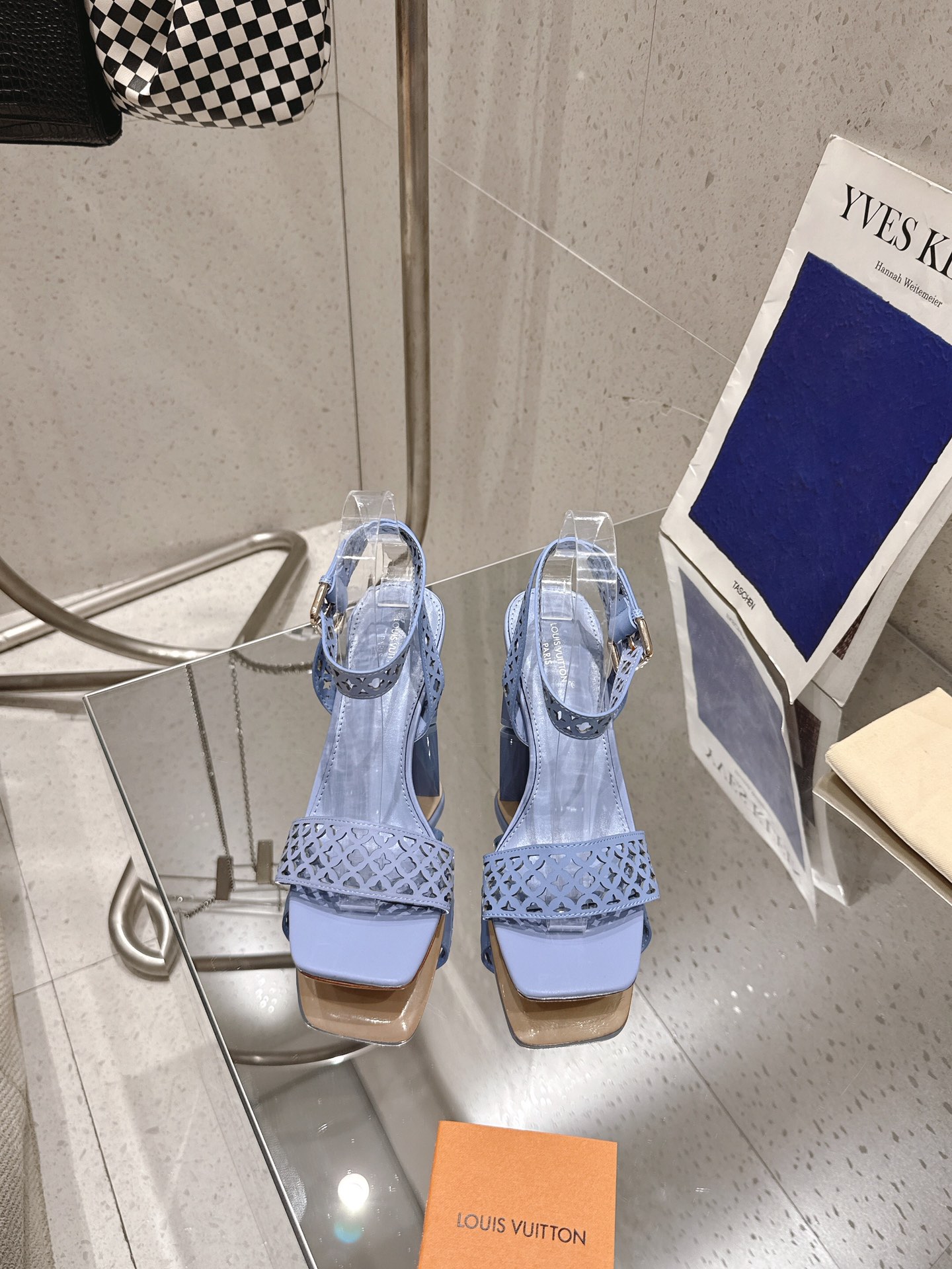 NO:261616,◣LV plum blossom sandals◢ New summer top version ★★★★★★ This Silhouette sandals are made of calfskin. The front strap is decorated with LV's unique logo pattern, lined with shining leather. The original mold is equipped with original logo. It is super cool and beautiful. At first glance, it looks high-end, atmospheric and high-end inscription buckle adjustable ankle strap elastic, full of high-end feeling. Imported cowhide upper lining: sheepskin lining, outsole Italian leather outsole Shoe size: 35-39 (40.41.42 custom-made non-return and exchange) Heel height: 8cm, high heels sandals, louis vuitton, louis vuitton, louis vuitton, louis vuitton, sandals, high heels, cowhide, sheepskin, Leather  soles19860909◣LV 梅花跟凉鞋◢ 驴家夏季新款顶级版本 ★★★★★ 此款Silhouette凉鞋取材小牛皮 .正面饰带饰有LV特有的logo镂纹,衬以闪耀光泽的皮革. 原版开模 附带原版logo 超级炫美一眼看上去就高端大气上档次铭纹搭扣可调节踝带松紧,高级感满满. 鞋面进口牛皮 内里: 羊皮内里 大底意大利真皮大底 鞋码: 35-39（ 40.41.42定做不退换） 跟高: 8cm,高跟鞋凉鞋,louis vuitton,louis vuitton,louis vuitton,sandals,high heels,cowhide,sheepskin,Leather soles,Women's Shoes