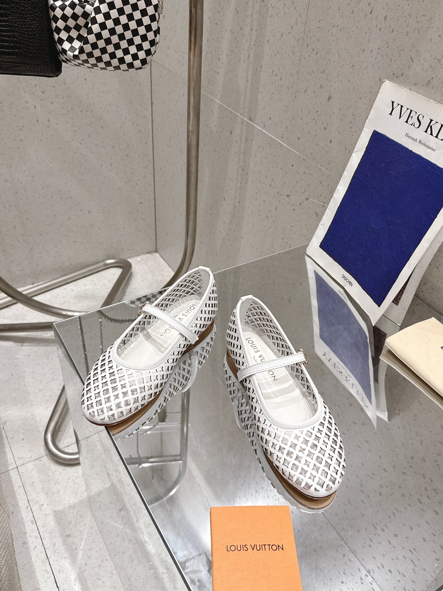 NO:261614,◣LV hollow ballet shoes◢ Top version Nina ballet shoes are made of shiny calfskin, with a hollowed-out mini version of the iconic Monogram pattern. The new product reinterprets the classic style, round toe design and deep neck design, and is decorated with an iconic small gold logo, showing feminine charm. Upper embossed cowhide Inner: Sheepskin inner lining Italian leather outsole Shoe size: 35-39 (40.41.42 custom made without return) Heel height: flat sole, ballet shoes, louis vuitton, cowhide, sheepskin, Leather soles19860909◣LV 镂空芭蕾鞋◢  顶级版本 Nina 芭蕾舞鞋采用闪亮的小牛皮制成,通体镂空标志性 Monogram 图案的迷你版.新品重新诠释了经典款型,圆头设计和深领口设计,饰有标志性小金标,尽显女性魅力. 鞋面压纹牛皮 内里: 羊皮内里 大底意大利真皮大底 鞋码: 35-39（ 40.41.42定做不退换） 跟高: 平底,芭蕾舞鞋,louis vuitton,cowhide,sheepskin,Leather soles,Women's Shoes