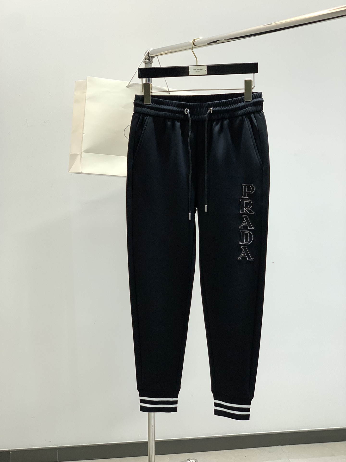 NO:413888,,Prada Black latest zipper set, a set of classic color-blocking design, using embroidery craftsmanship to present the theme, attractive and highlighted, look at the pictures carefully, high-end embroidery!  The overall embroidery is exquisite and exquisite. It has a very textured texture. It is a straight position that is not tight in the cut. It is comfortable and skin-friendly while ensuring the upper body is comfortable and skin-friendly, and has texture!  Size M-3XL, prada, alexander wang19860909,普拉达 黑色最新款拉链套装 一套出.经典拼色 设计,以刺绣的工艺来呈现主题,吸引而有亮点,细看图片,高端的刺绣！整体刺绣精致精密.很有质感,剪裁上属于不过不紧的正位,舒适度的同时保证了 上身舒适亲肤,且具有质感！ 尺码M-3XL,,prada,alexander wang,Men's clothing