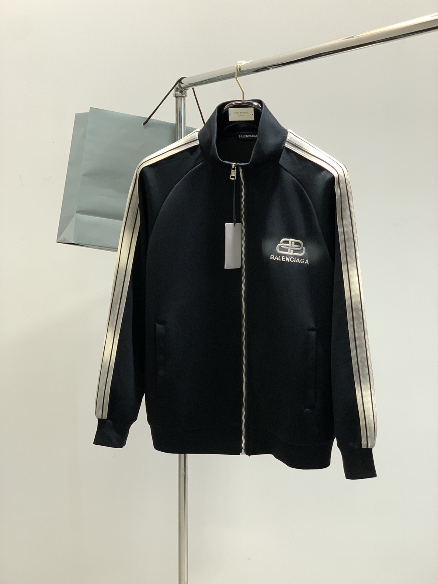 NO:413880,, Balenciaga Khaki latest zipper set, a set of classic color-blocking design, using embroidery craftsmanship to present the theme, attractive and highlighted, look at the pictures carefully, high-end embroidery!  The overall embroidery is exquisite and exquisite. It has a very textured texture. It is a straight position that is not tight in the cut. It is comfortable and skin-friendly while ensuring the upper body is comfortable and skin-friendly, and has texture!  Size M-3XL, balenciaga, alexander wang19860909,巴黎世家 卡其色 最新款拉链套装 一套出.经典拼色 设计,以刺绣的工艺来呈现主题,吸引而有亮点,细看图片,高端的刺绣！整体刺绣精致精密.很有质感,剪裁上属于不过不紧的正位,舒适度的同时保证了 上身舒适亲肤,且具有质感！ 尺码M-3XL,,balenciaga,alexander wang,Men's clothing