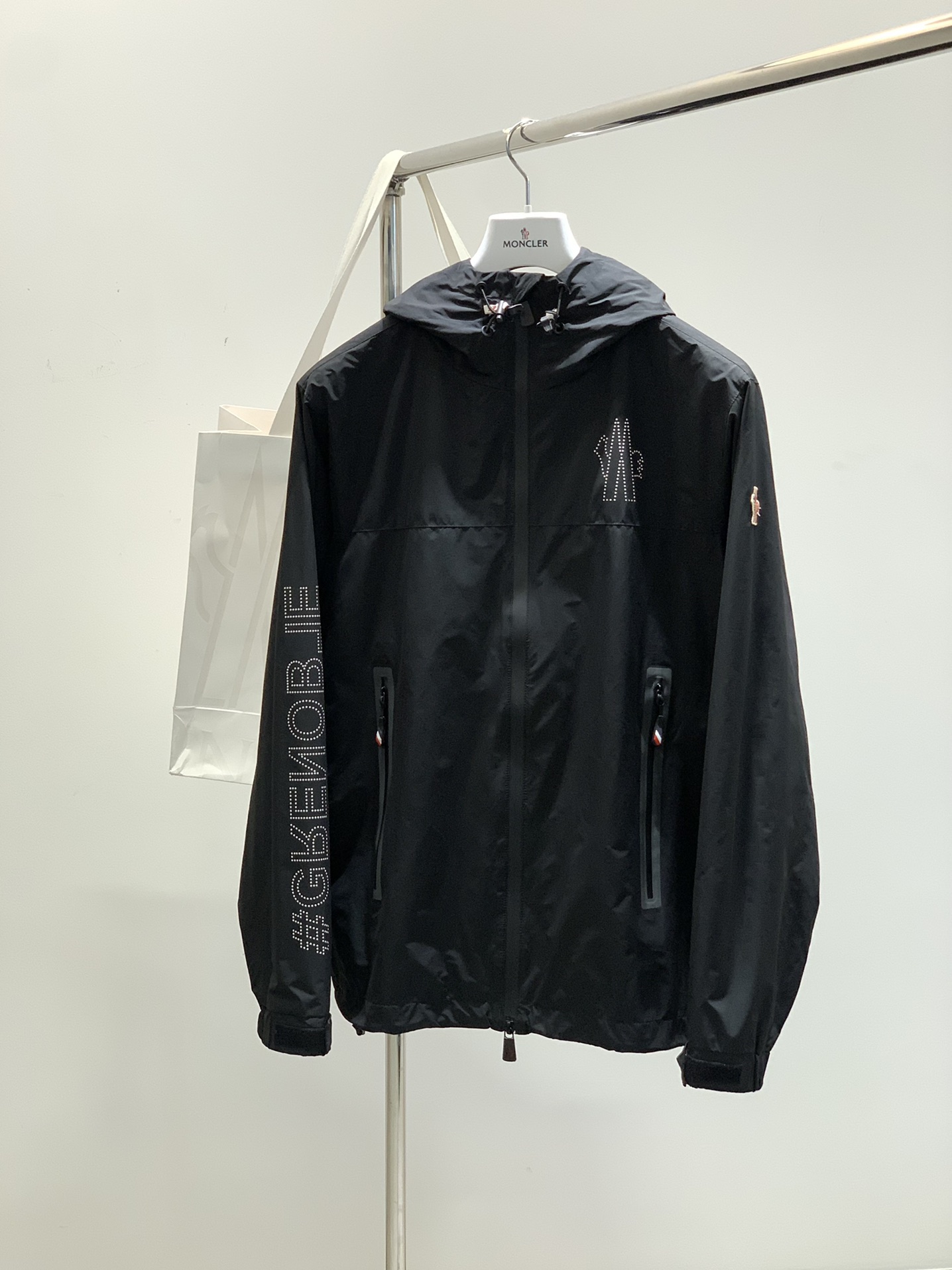 NO:413893,,Shield, a jacket that looks simple, extremely complex in workmanship..... Heavy outdoor summer charge. Complex design, first-class quality. Exported to European buyers exclusive channels. Size M-2XL M Size bust 114 shoulder width 49 71 sleeve length 65. Other sizes bust 2 118 3 122 .4 126 .Long shoulder width 1.5cm per size, Moncler, jackets & coats, alexander wang19860909,蒙口 看似简单,做工极其复杂的外套…..重磅户外夏季冲锋.复杂的设计,品质一流.出口欧洲买手店独家渠道.  尺码M-2XL  M 码胸围114 肩宽49衣长71 袖长65.其他码胸围2码118 3码122 .4码 126 .衣长肩宽度 每码递增1.5cm,,Moncler,jackets & coats,alexander wang,Men's clothing