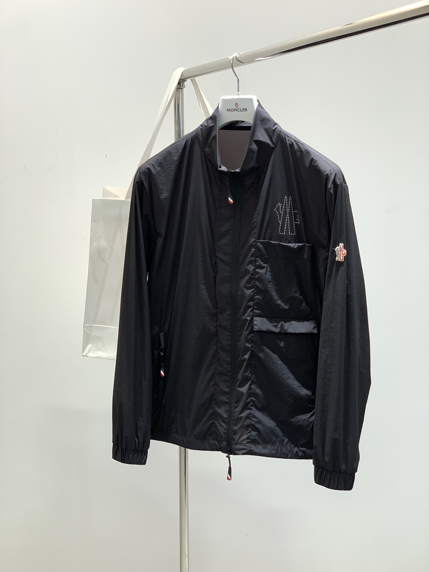 NO:413900,,Shield, a jacket that looks simple, extremely complex in workmanship..... Heavy outdoor summer charge. Complex design, first-class quality. Exported to European buyers exclusive channels. Size M-2XL M Size bust 114 shoulder width 49 71 sleeve length 65. Other sizes bust 2 118 3 122 .4 126 .Long shoulder width 1.5cm per size, Moncler, jackets & coats, alexander wang19860909,蒙口 看似简单,做工极其复杂的外套…..重磅户外夏季冲锋.复杂的设计,品质一流.出口欧洲买手店独家渠道. 尺码M-2XL M 码胸围114 肩宽49衣长71 袖长65.其他码胸围2码118 3码122 .4码 126 .衣长肩宽度 每码递增1.5cm,,Moncler,jackets & coats,alexander wang,Men's clothing