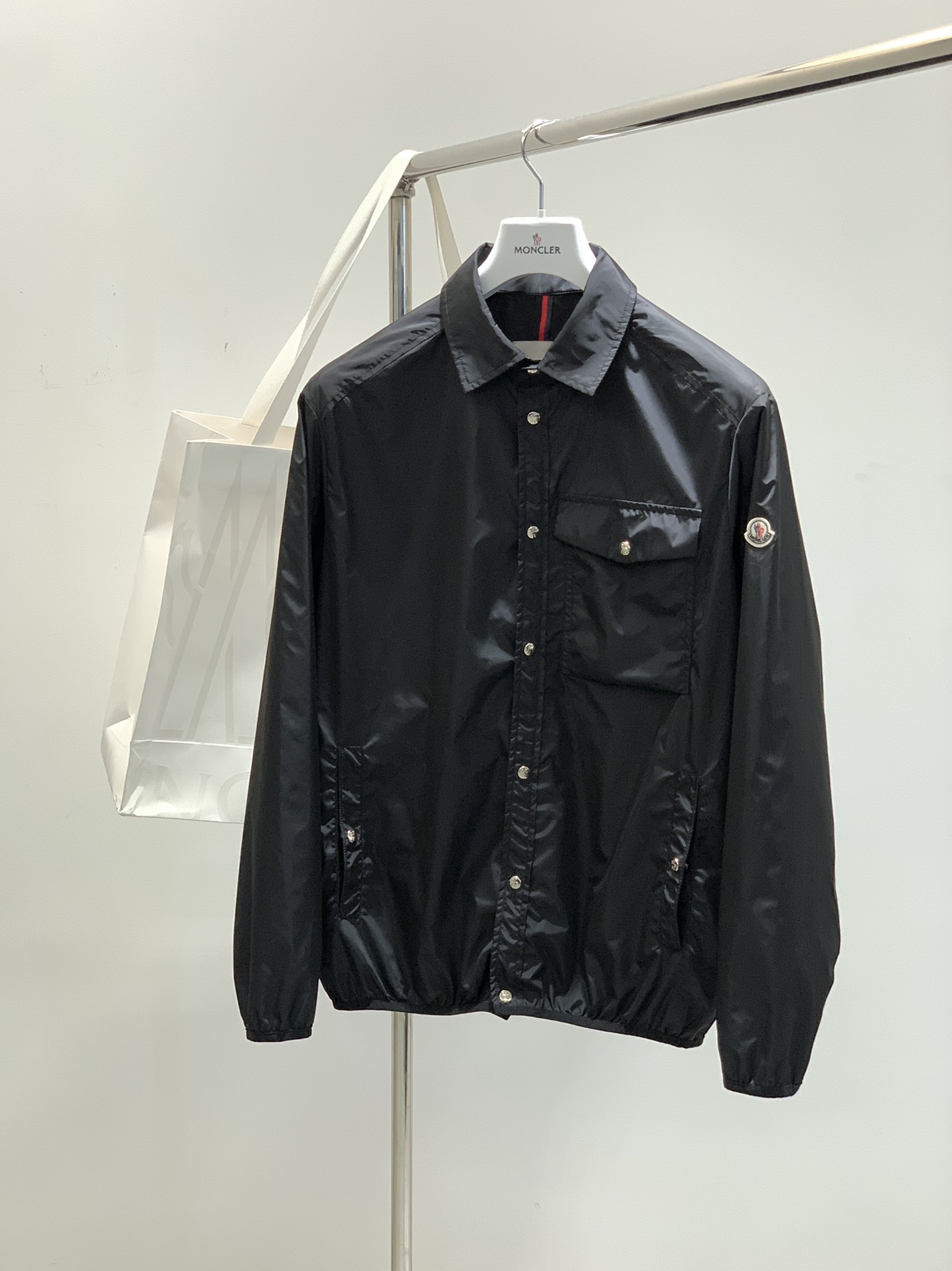 NO:413907,,Shield A jacket that looks simple and extremely complex in workmanship..... Heavy outdoor summer charge sun protection suit. Complex design and first-class quality. Exported to European buyers exclusive channels. Size 1-4. Size 114 Shoulder width 49 Sleeve length 68 Sleeve length 63. Other sizes bust 2 size 118 Size 3 size 122 .4 size 126 Size length increases by 2cm per size, Moncler, jackets & coats, alexander wang19860909,蒙口 看似简单,做工极其复杂的外套…..重磅户外夏季冲锋防晒服.复杂的设计,品质一流.出口欧洲买手店独家渠道. 尺码1-4. 1码胸围114 肩宽49衣长68 袖长63.其他码胸围2码118 3码122 .4码 126 衣长每码递增2cm,,Moncler,jackets & coats,alexander wang,Men's clothing