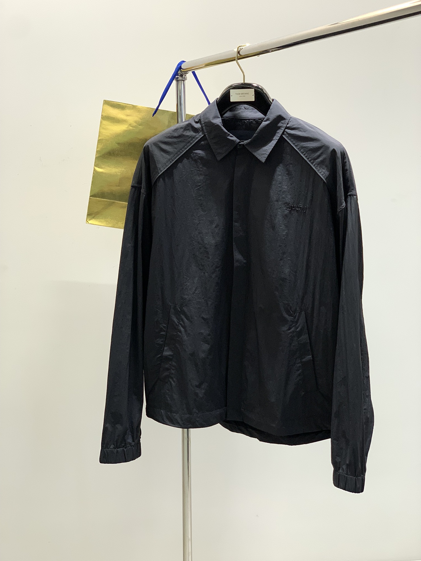 NO:413886,, Don't be afraid of complexity and changeability, outdoor top jackets, super complex production technology jackets... Unusual top designers. They play in the fashion circle... Juun.j's design represents new functions in Asia... This fairy brand dominates South Korean men's clothing!  Even the European market is designed with structure but not too deliberate!  !  Size S M L. Size chart S bust 125 long 70 sleeves 62 shoulder width 59 . M bust 130 long 72 sleeves 63 shoulder width 61 . L bust 135 long 74 shoulder width 63,,jackets & coats,alexander wang19860909,不畏惧复杂多变,户外顶端夹克.超复杂生产工艺的夹克哦……不一般的顶流设计师.它玩转时尚圈......Juun.j的设计代表亚洲的新机能..这个神仙品牌称霸南韩男装！甚至欧洲市场.设计讲究结构又不太刻意！！ 尺码S M L. 尺码表S胸围125衣长70袖长62肩宽59 .M胸围130衣长72袖长63肩宽61 . L胸围135衣长74肩宽63,,jackets & coats,alexander wang,Men's clothing