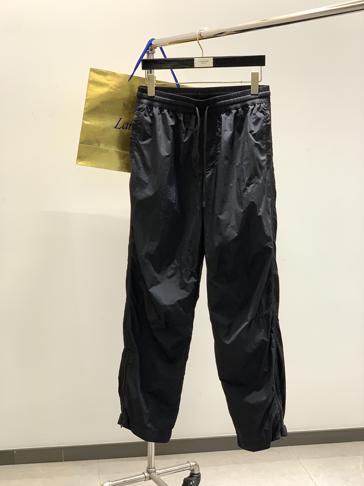 NO:413879,,jun..Very simple loose casual pants...full drawstring design. Careful and business-free. Quality trade goods. A casual pants with a particularly complex production process. It is really enough to choose the right one!  Exquisite cuffs and wiring craftsmanship. The overall craftsmanship quality is very sincere.!  .Size s-L Size chart S Pants length 105 Waist 77 Arm circumference 110 Size number M Pants length 106 Waist 81 Arm circumference 114 Size number L Pants length 107 Waist 85 Arm length 118,,alexander wang19860909,jun..极简宽松休闲裤 …全幅可抽绳设计.休闲、商务随意拿捏. 品质贸易货.,生产工艺特别复杂的一款休闲裤 ,挑对一条真的就够了！精致的袖口和走线工艺.整体工艺品质极具诚意.！ .尺码s-L 尺码表 S 裤长105腰围77臂围110码数M 裤长106 腰围81 臂围114 码数L 裤长107 腰围85臂长118,,alexander wang,Men's clothing