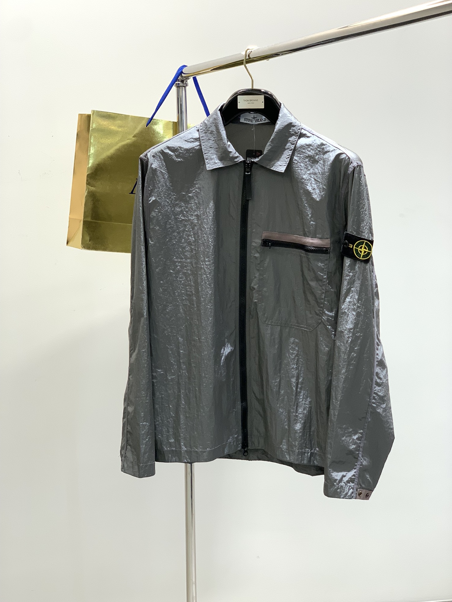 NO:413903,,Stone Island STONE ISLAND New Nylon Meta series metal nylon armband armband long sleeve zipper chest strap jacket sun protection jacket same style custom metal nylon pleat dyed fabric replica texture fully customized accessories One to one replica version Color black, sky blue, pigeon gray Size S-XL Size chart 175 120 suitable wear S M LXL Shoulder width 44 45 4749 Bust 110 114 118 122 Clothes length 71737577 Sleeve length 6162 6364,,jackets & coats,jackets & coats,alexander wang19860909,石头岛STONE ISLAND 新款Nylon Meta 系列金属尼龙臂章袖标长袖拉链胸带夹克防晒服外套 男女同款 定制金属尼龙褶皱染色面料 复刻质感 辅料全定制 一比一复刻版本 颜色黑色, 天空蓝,鸽子灰 尺码S-XL 尺码表 175 120穿s合适 码数S M LXL 肩宽44 45 4749 胸围110 114 118 122 衣长71737577 袖长6162 6364,,jackets & coats,jackets & coats,alexander wang,Men's clothing