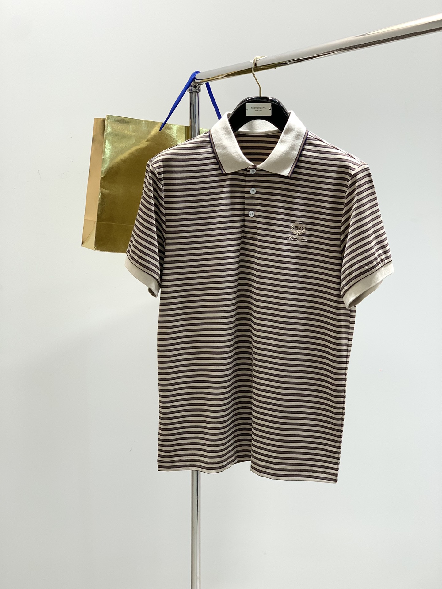 NO:413873,,LP (Loro Piana), the latest product in 2025 summer, available at the counter at the same time, original single product, fashionable and casual lapel short-sleeved T-shirt, using imported original fabric, top-grade embroidery craft letter pattern decorative logo, extremely high-end, comfortable and versatile, and full of handsome upper body!  3 colors recommendation, code number M-3XL, loro piana, loro piana, T-shirt, tees, t-shirt, alexander wang19860909,LP(Loro Piana ),2025夏季最新品,专柜同步有售,原单狠货,时尚休闲翻领短袖T恤,采用进口原版面料,顶级刺绣工艺字母图案装饰logo,档次极高,舒适百搭,上身帅气十足！3色推荐,码数M-3XL,,loro piana,loro piana,T-shirt,tees，t-shirt,alexander wang,Men's clothing