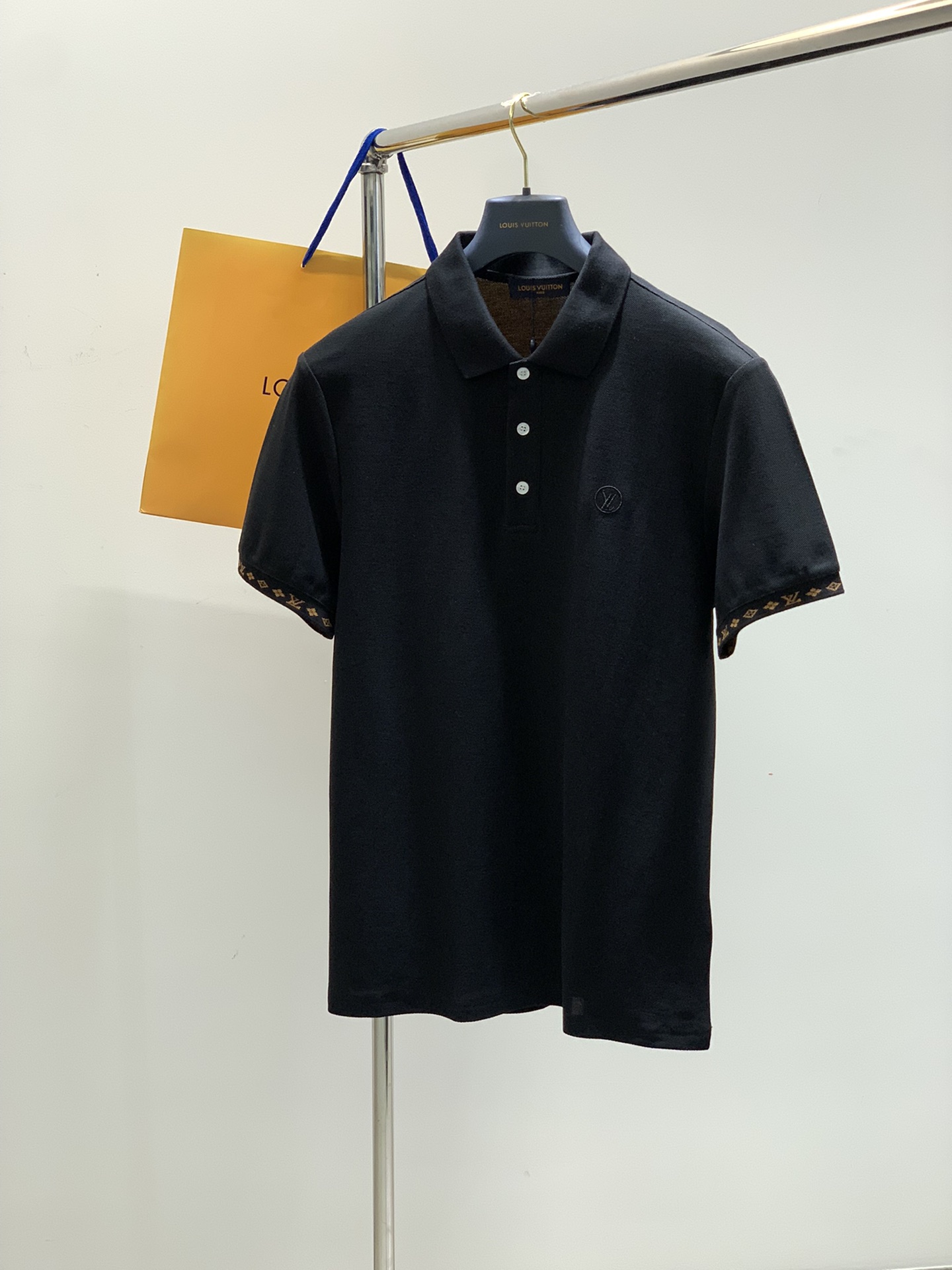 NO:413882,,LouisVuitton, the latest model for summer 2025, available at the counter at the same time, original single product, fashionable and casual lapel short-sleeved T-shirt, very distinctive on the upper body!  Eye-catching and highlighted, imported original fabric, top-grade embroidery craft letter pattern decorative logo, simple but not lacking in fashion, classic and atmospheric, comfortable and breathable, handsome and stylish on the upper body, 3 colors recommended, code number M-3XL,, louis vuitton, louis vuitton, T-shirt,tees, t-shirt,alexander wang19860909,LouisVuitton 路易威登,2025夏季最新款,专柜同步有售,原单狠货,时尚休闲翻领短袖T恤,上身很有特点！吸睛而有亮点,进口原版面料,顶级刺绣工艺字母图案装饰Logo,简单而不失时尚,经典大气,舒适透气,上身帅气有型,3色推荐,码数M-3XL,,louis vuitton,louis vuitton,T-shirt,tees，t-shirt,alexander wang,Men's clothing