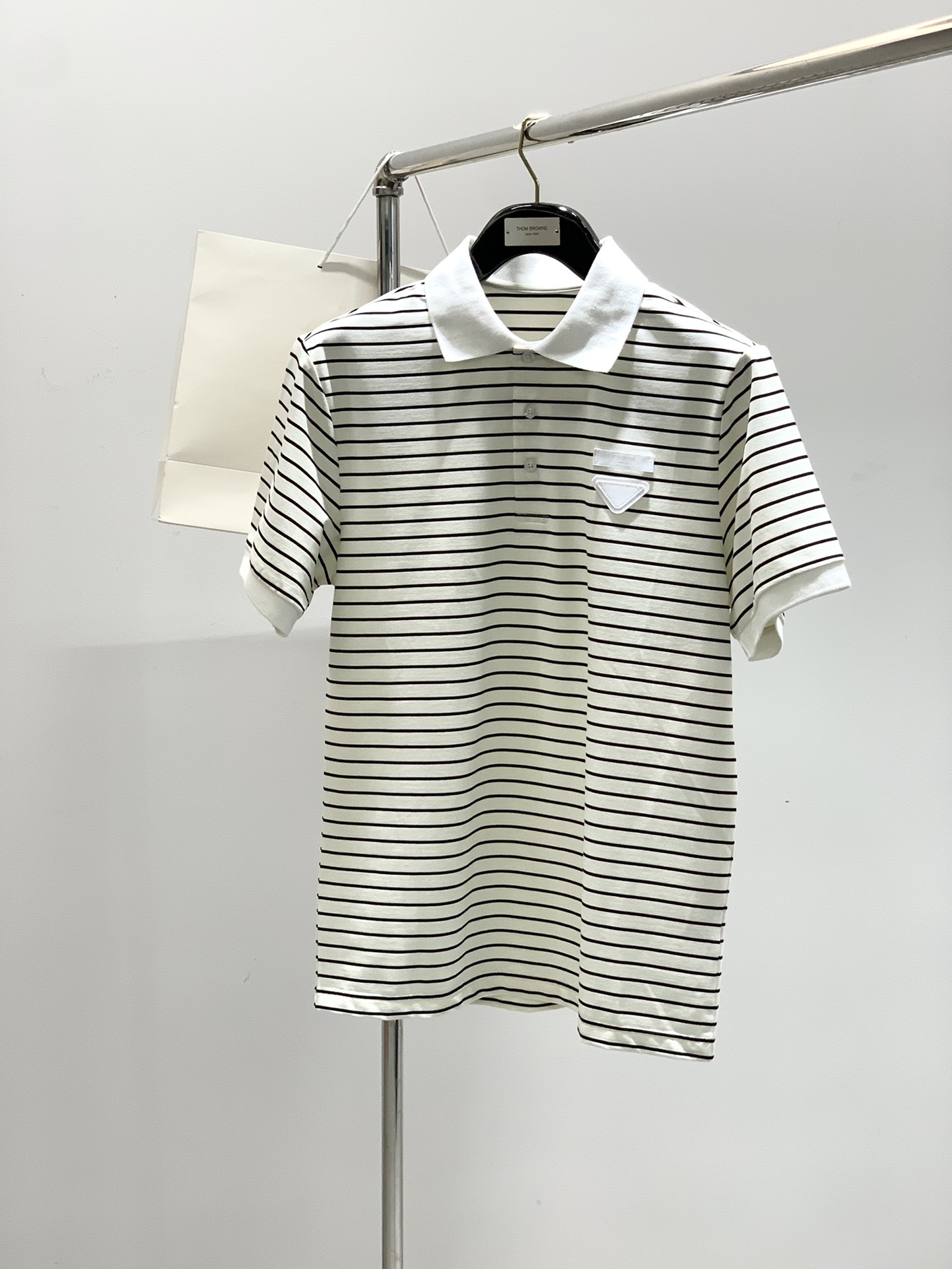 NO:161696,,PRADA Prada, the latest summer products, available at the counter at the same time, fashionable and casual lapel short-sleeved T-shirts, imported original fabrics, extremely complex workmanship, the only channel that can be used as a purchasing agent level, top-level embroidery craft letter pattern logo, extremely high grade, comfortable and versatile, handsome and stylish upper body, 2 colors recommended, code number M-3XL,,prada,prada,T-shirt,tees,t-shirt,alexander wang19860909,PRADA 普拉达,夏季最新品,专柜同步有售,时尚休闲翻领短袖T恤,进口原版面料,做工极为复杂,唯一可以做代购级别的渠道狠货,顶级刺绣工艺字母图案logo,档次极高,舒适百搭,上身帅气有型,2色推荐,码数M-3XL,,prada,prada,T-shirt,tees，t-shirt,alexander wang,Men's clothing