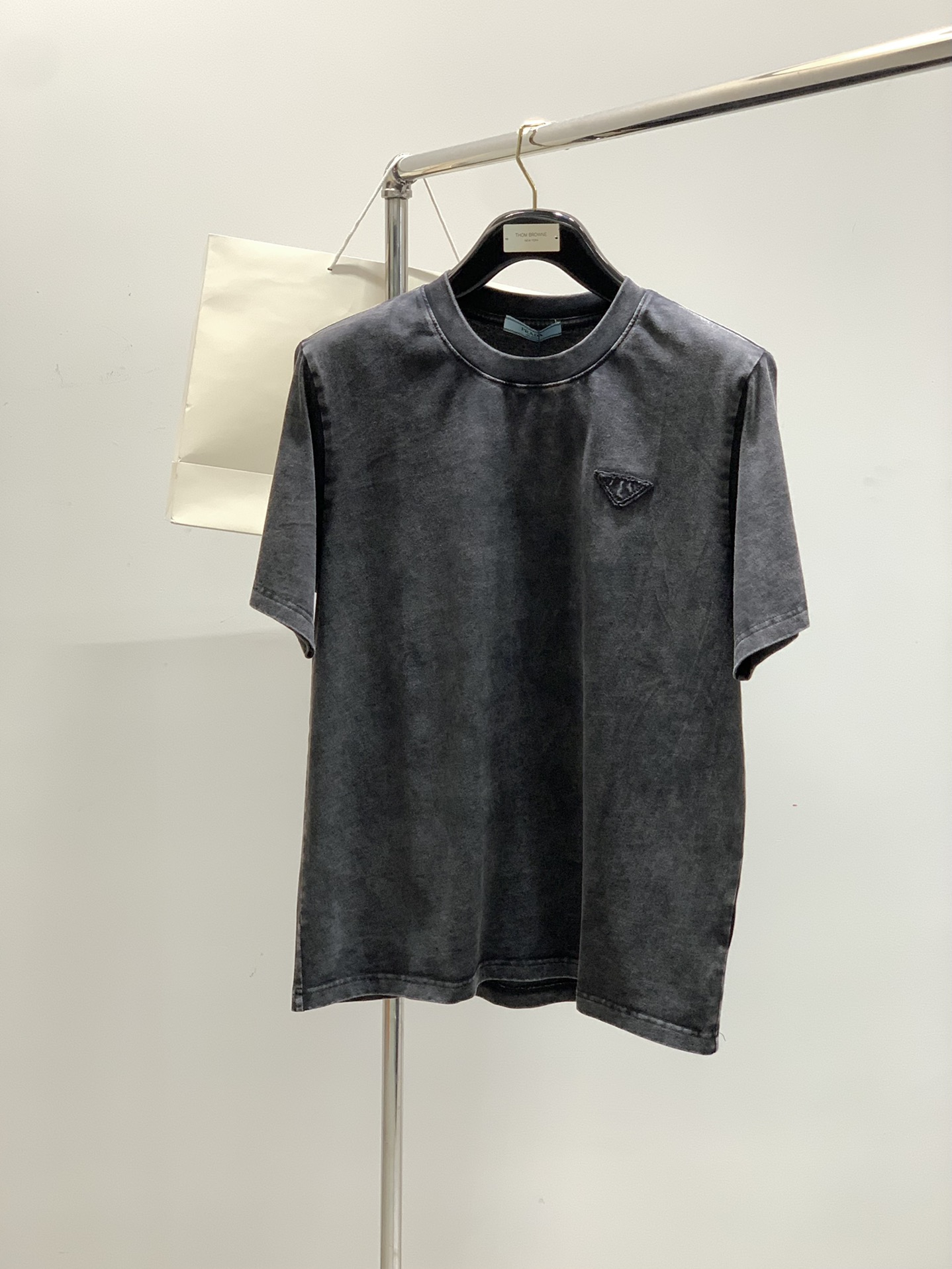 NO:413889,,PRADA Prada, the latest products in 2025 summer, available at the counter at the same time, fashionable and casual lapel short-sleeved T-shirts, imported original fabrics, extremely complex workmanship, the only channel that can be used as a purchasing agent level, top-level embroidery craft letter pattern logo, extremely high grade, comfortable and versatile, handsome and stylish upper body, code M-3XL,,prada,prada,T-shirt,tees,t-shirt,alexander wang19860909,PRADA 普拉达,2025夏季最新品,专柜同步有售,时尚休闲翻领短袖T恤,进口原版面料,做工极为复杂,唯一可以做代购级别的渠道狠货,顶级刺绣工艺字母图案logo,档次极高,舒适百搭,上身帅气有型,码数M-3XL,,prada,prada,T-shirt,tees，t-shirt,alexander wang,Men's clothing