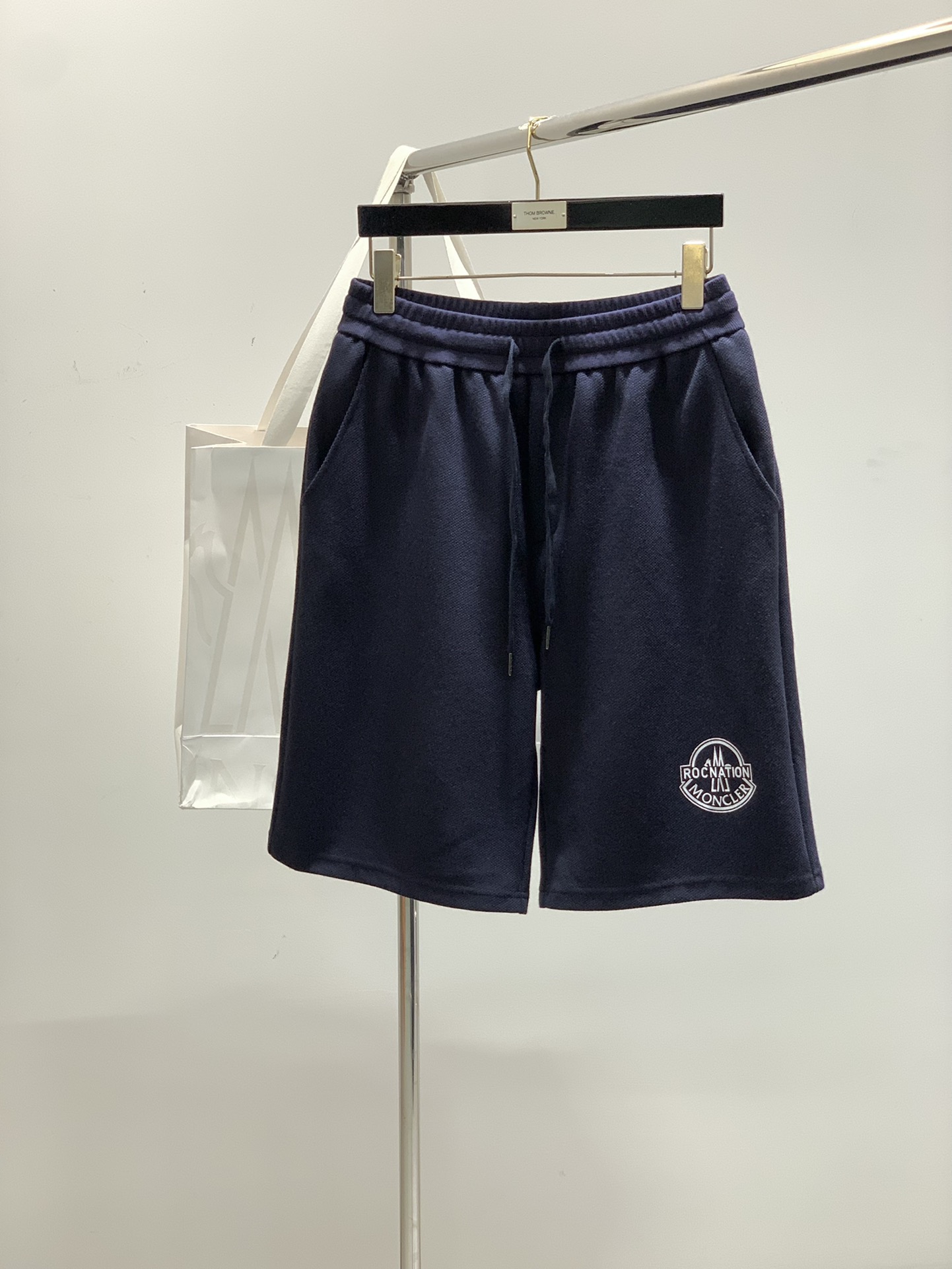 NO:413895,,Moncler mask, the latest products in summer 2025, available at the counter at the same time, original singles, fashionable casual shorts, imported original fabric, top-grade printing craft letter pattern logo, original hardware and auxiliary materials decoration, simple but not lacking in fashion, fashionable and handsome upper body, 3 colors recommendation, S-XL, Moncler, shorts, alexander wang19860909,Moncler 蒙口,2025夏季最新品,专柜同步有售,原单狠货,时尚休闲短裤,采用进口原版面料,顶级印花工艺字母图案logo,原版五金辅料装饰,简单而不失时尚,上身时尚帅气,3色推荐,码数S-XL,,Moncler,shorts,alexander wang,Men's clothing