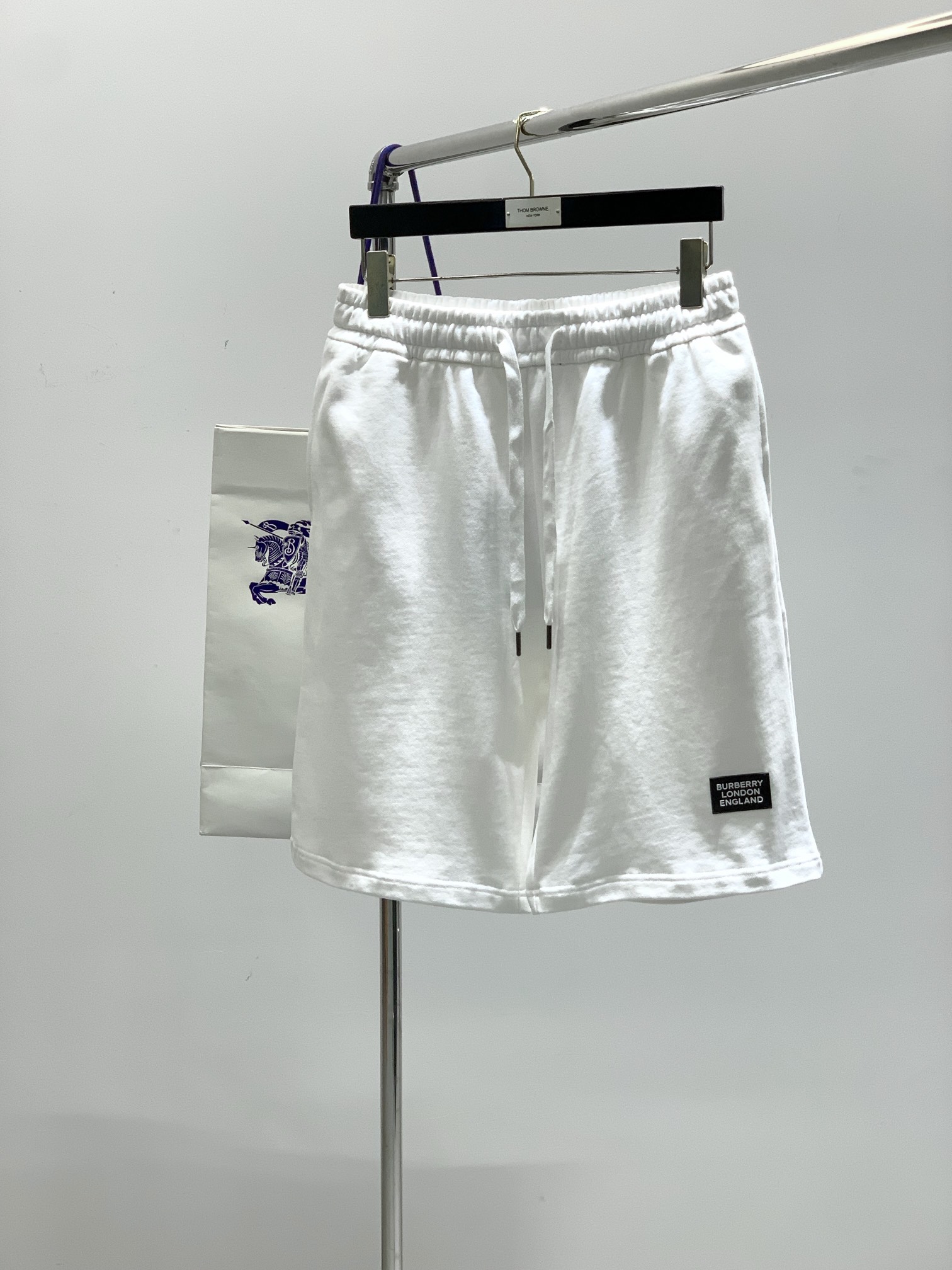 NO:413867,,Burberry Burberry, the latest summer products in 2025, available at the counter at the same time, original singles, fashionable casual shorts, imported original fabric, comfortable and breathable upper body, top-grade printing craft letter pattern logo, original hardware and auxiliary decoration, extremely high grade, comfortable and versatile, top-body handsome, 2 colors recommendation, S-XL, burberry, burberry, shorts, alexander wang19860909,Burberry 巴宝莉,2025夏季最新品,专柜同步有售,原单狠货,时尚休闲短裤,进口原版面料,上身舒适透气,顶级印胶工艺字母图案logo,原版五金辅料装饰,档次极高,舒适百搭,上身帅气十足,2色推荐,码数S-XL,,burberry,burberry,shorts,alexander wang,Men's clothing