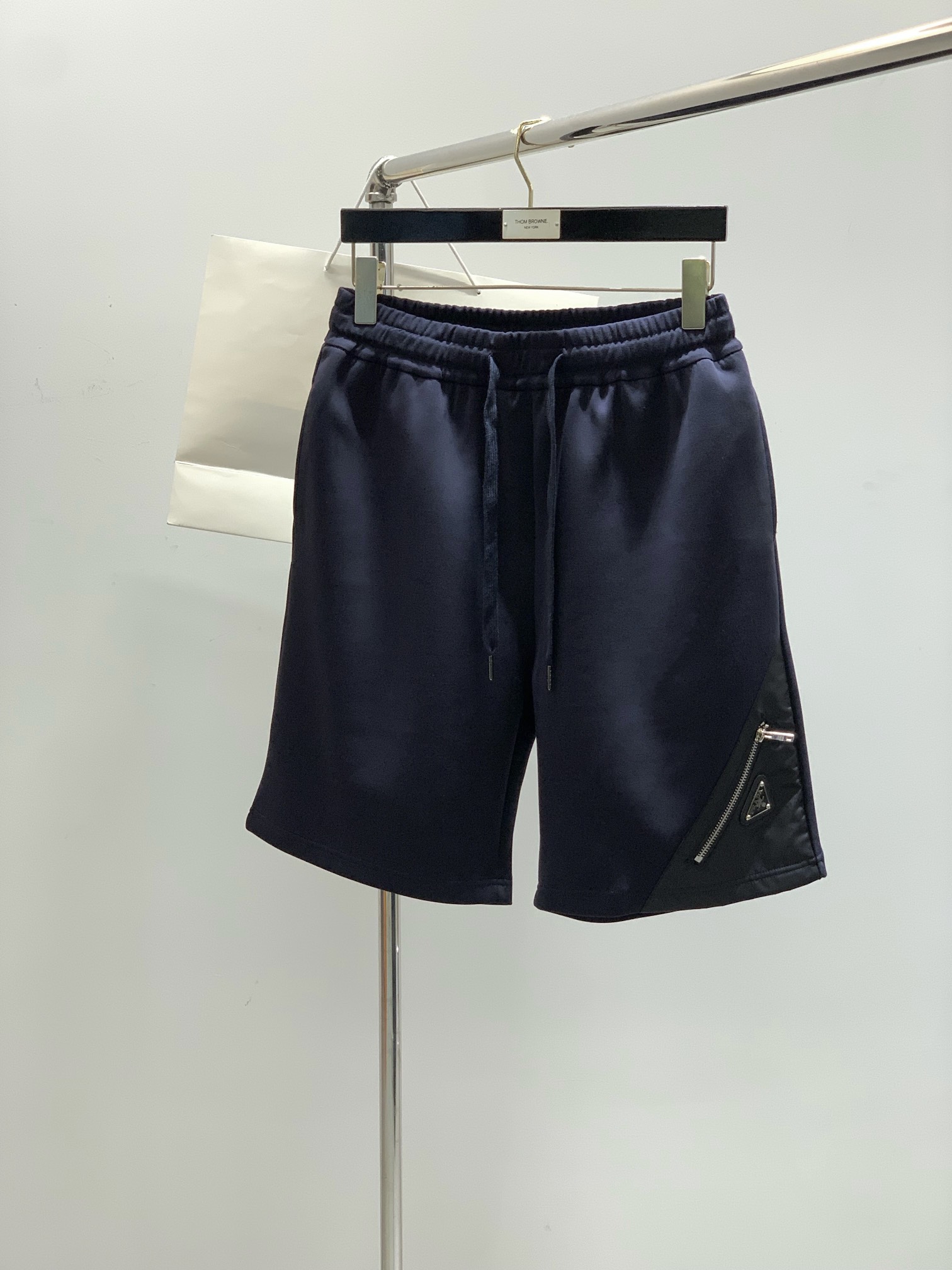 NO:413868,,PRADA Prada, the latest summer products in 2025, available at the counter at the same time, fashionable and casual shorts, imported original fabrics, extremely complex workmanship, the only channel that can be used as a purchasing agent level, top-level glue printing craft letter pattern logo, original hardware and auxiliary materials decoration, extremely high grade, comfortable and versatile, handsome and stylish on the upper body, 2 colors recommendation, S-XL,,prada,prada, shorts,alexander wang19860909,PRADA 普拉达,2025夏季最新品,专柜同步有售,时尚休闲短裤,进口原版面料,做工极为复杂,唯一可以做代购级别的渠道狠货,顶级印胶工艺字母图案logo,原版五金辅料装饰,档次极高,舒适百搭,上身帅气有型,2色推荐,码数S-XL,,prada,prada,shorts,alexander wang,Men's clothing