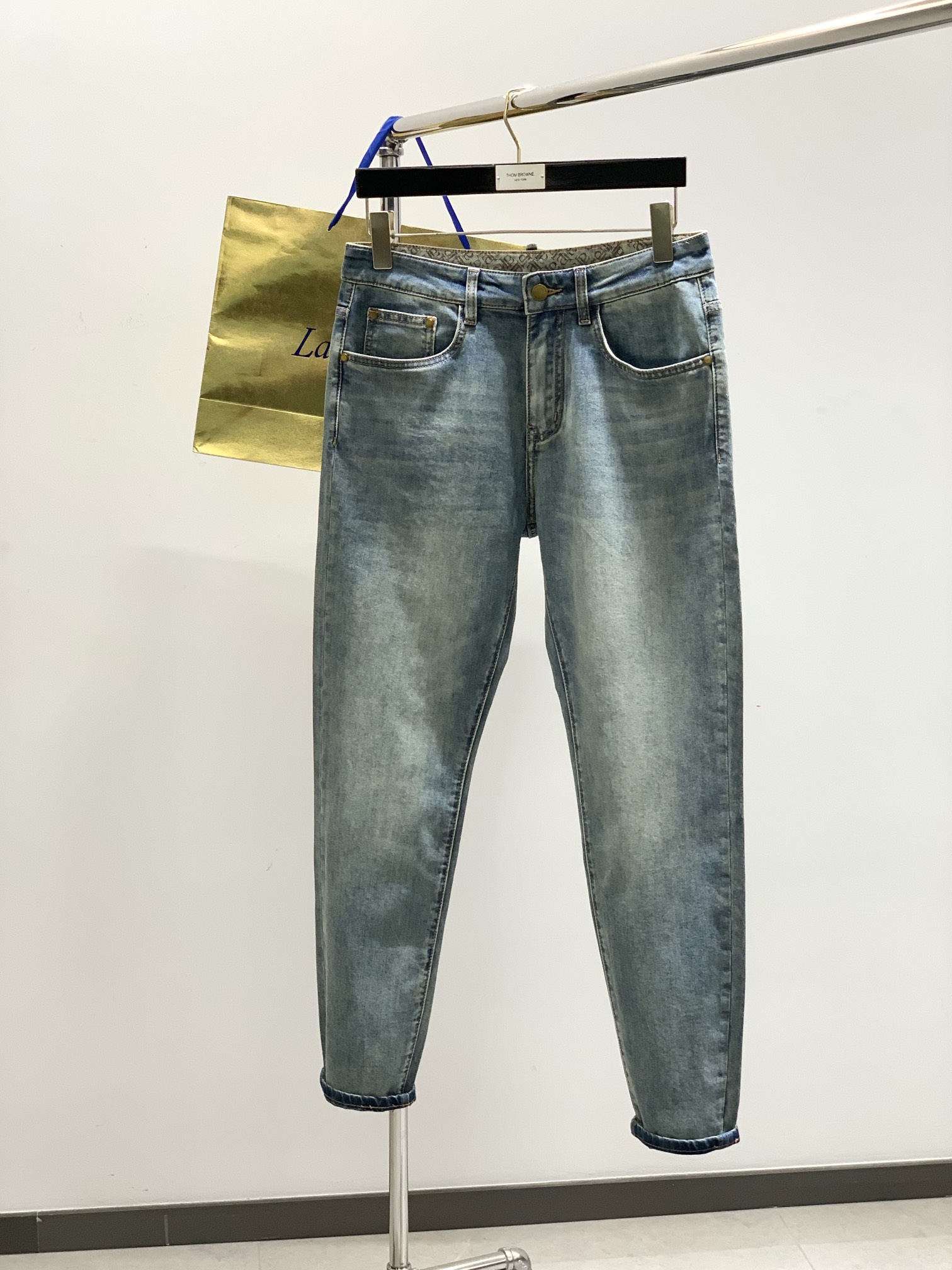 NO:413924,,LP (Loro Piana), the latest product in spring 2025, available at the counter at the same time, original single product, fashionable and casual jeans, imported original fabric, top-level embossed craft letter pattern decoration logo, original hardware and auxiliary materials decoration, extremely high-end, comfortable and versatile, and full of handsome upper body!  Count 29-38, loro piana, loro piana, jeans, alexander wang19860909,LP(Loro Piana ),2025春季最新品,专柜同步有售,原单狠货,时尚休闲牛仔裤,采用进口原版面料,顶级浮雕工艺字母图案装饰logo,原版五金辅料装饰,档次极高,舒适百搭,上身帅气十足！码数29-38,,loro piana,loro piana,jeans,alexander wang,Men's clothing